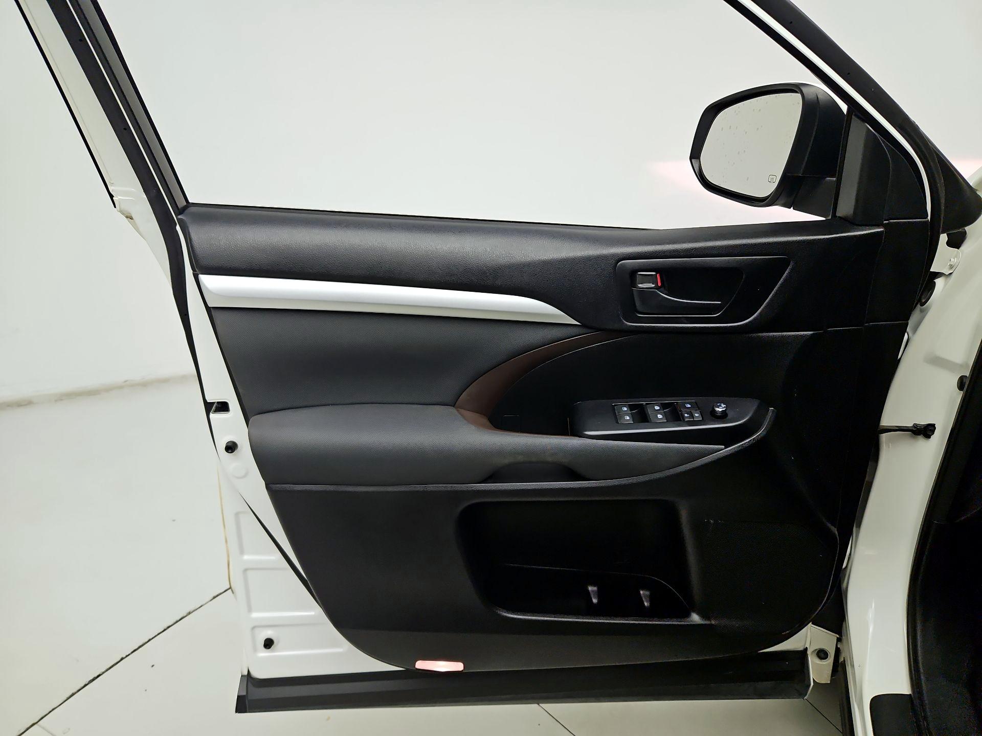 Thumbnail: 2015 Toyota Highlander - 12