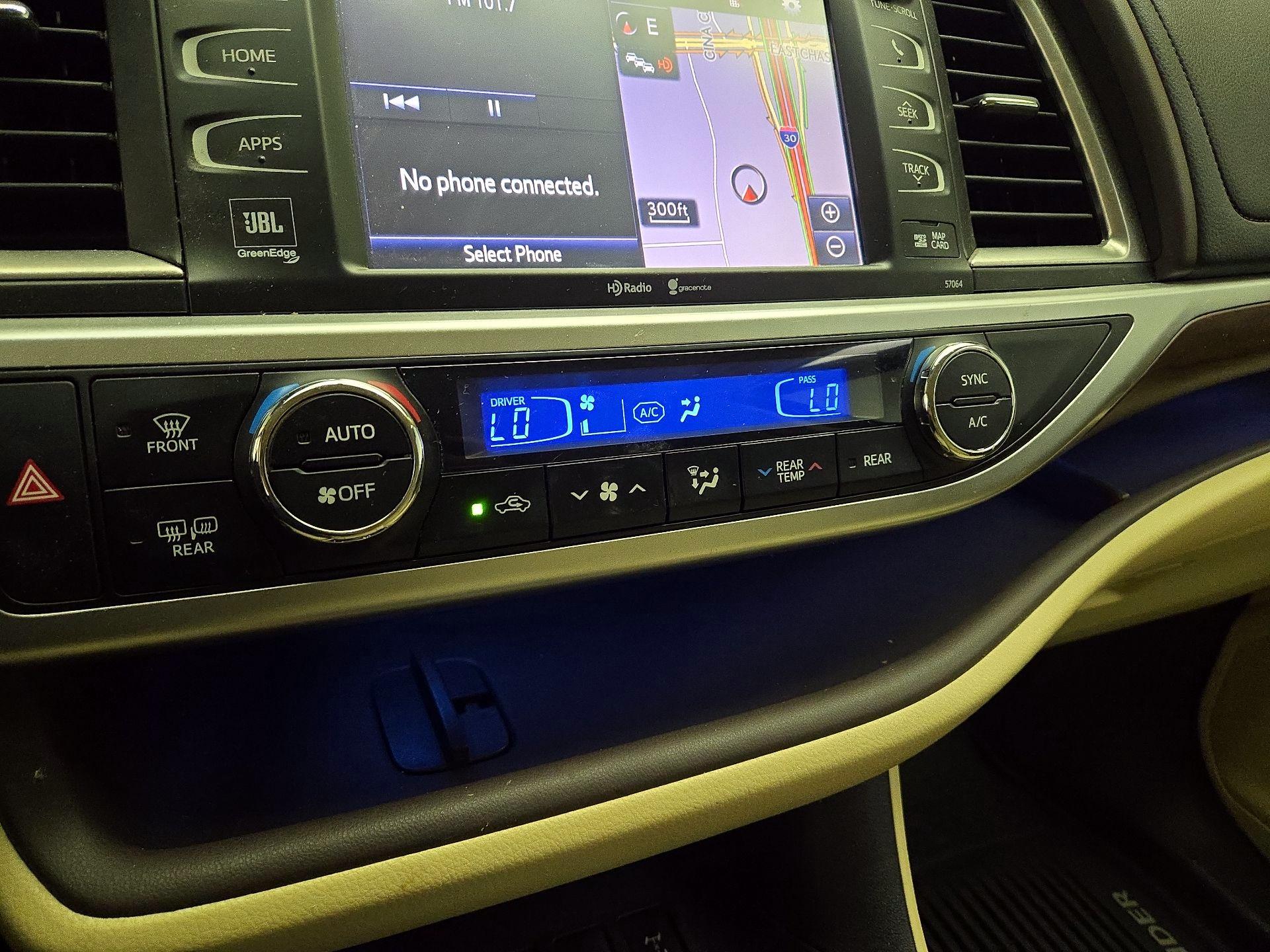 Thumbnail: 2015 Toyota Highlander - 16