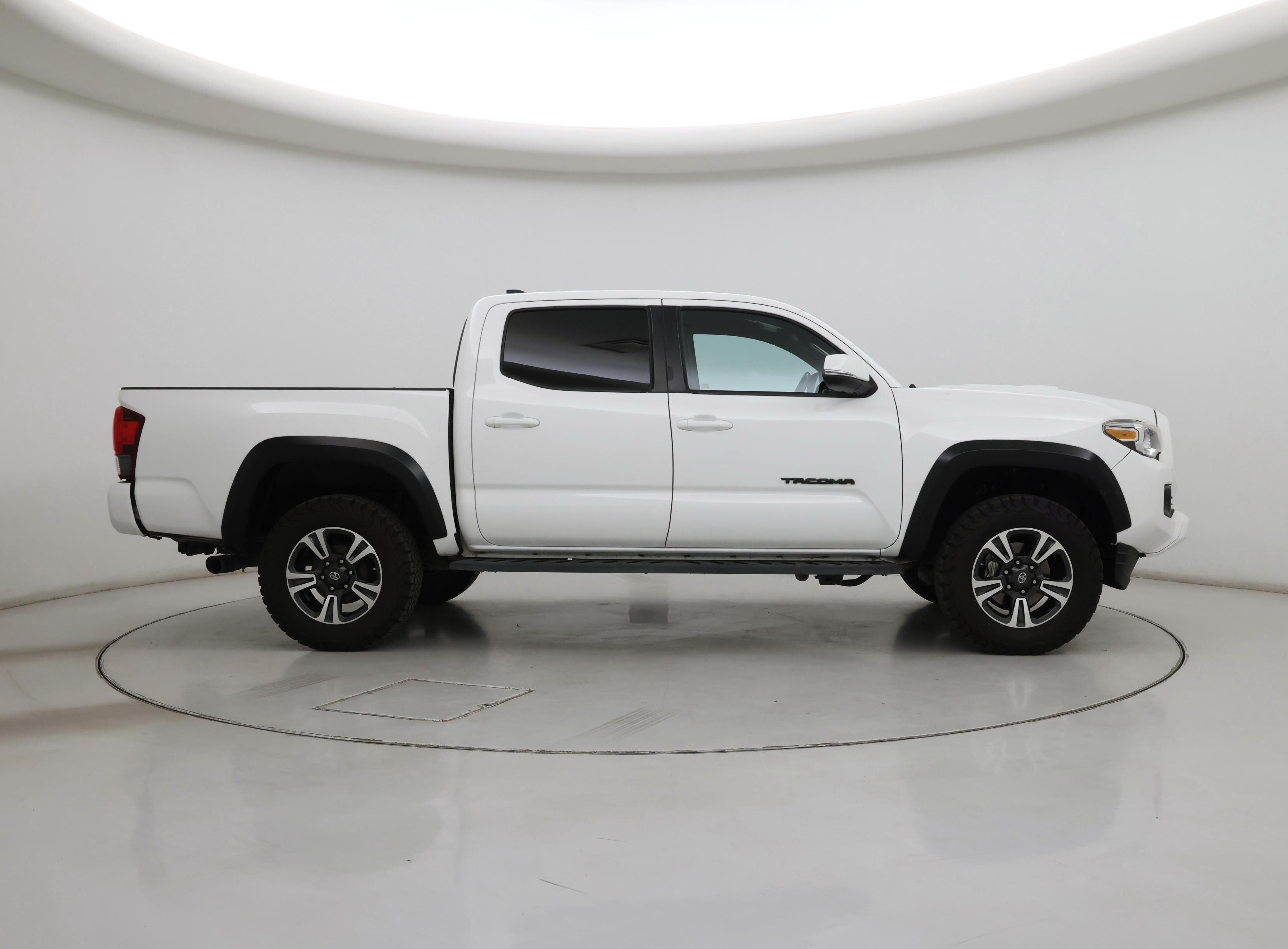 Thumbnail: 2019 Toyota Tacoma - 7