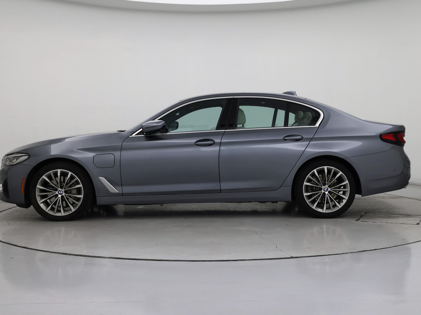 2021 BMW 5 Series 530e - Photo 4