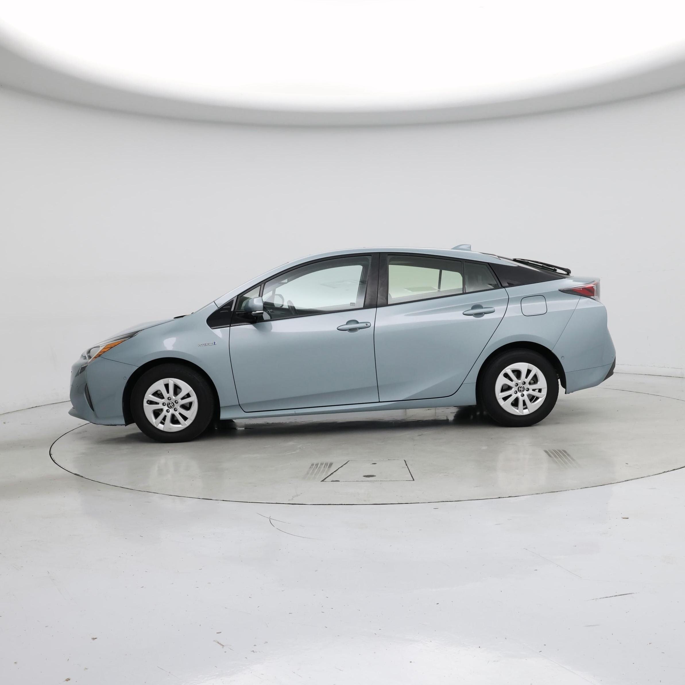 Thumbnail: 2017 Toyota Prius - 3