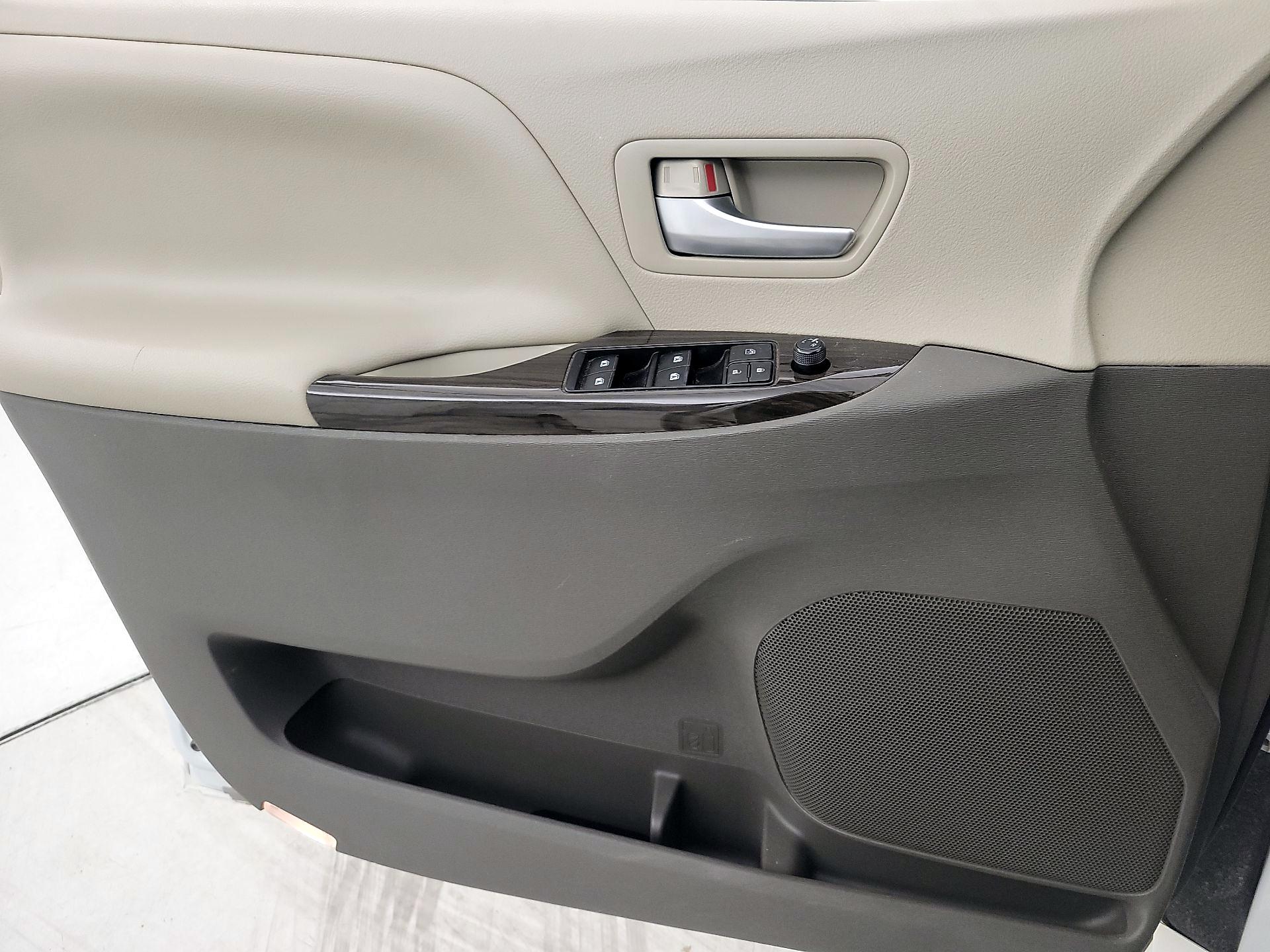 Thumbnail: 2018 Toyota Sienna - 12