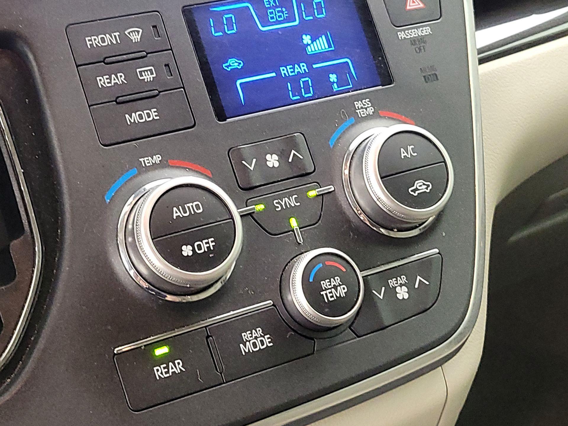 Thumbnail: 2018 Toyota Sienna - 14