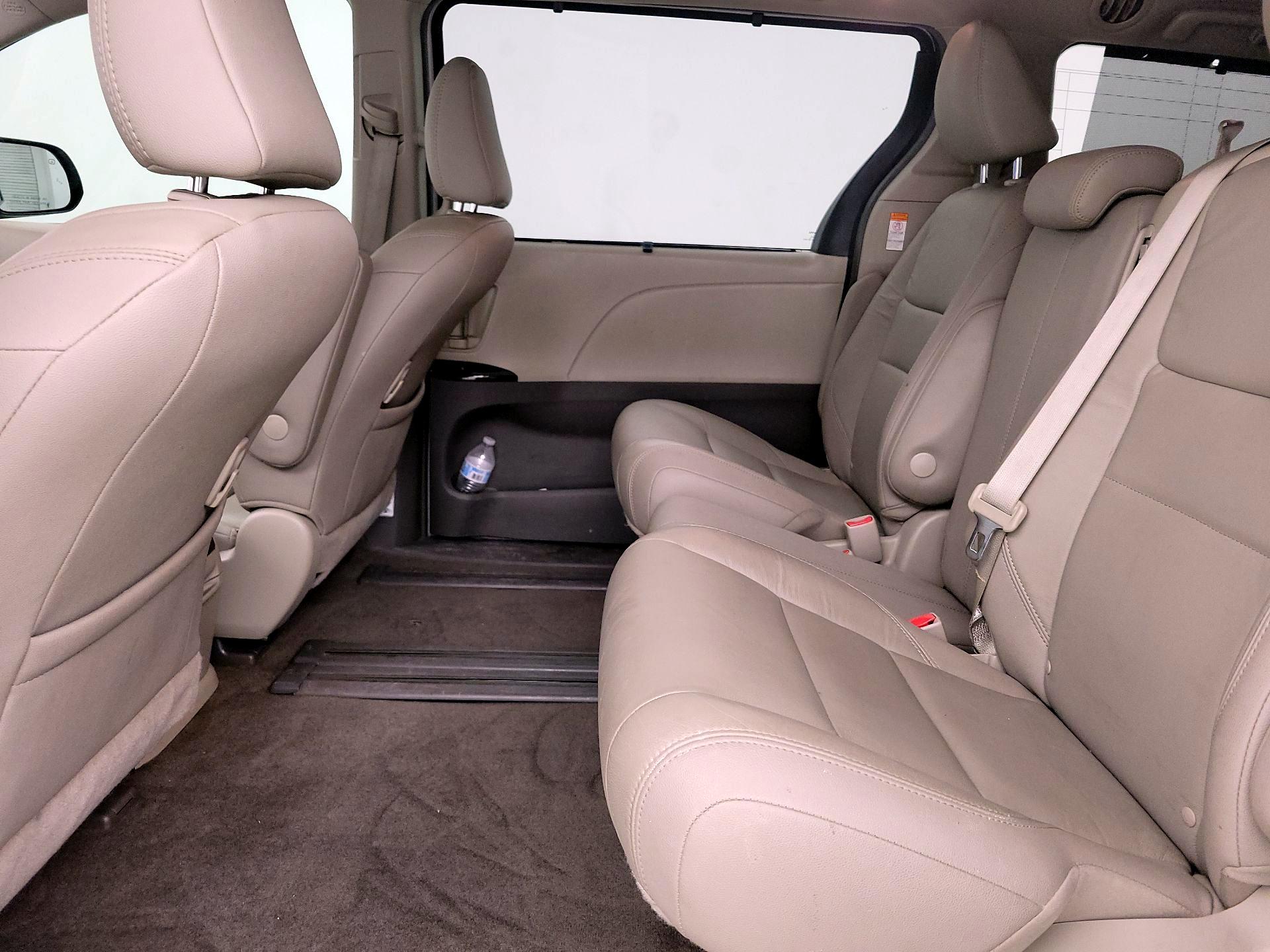 Thumbnail: 2018 Toyota Sienna - 17