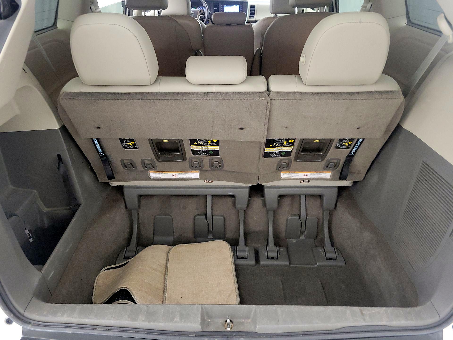 Thumbnail: 2018 Toyota Sienna - 18