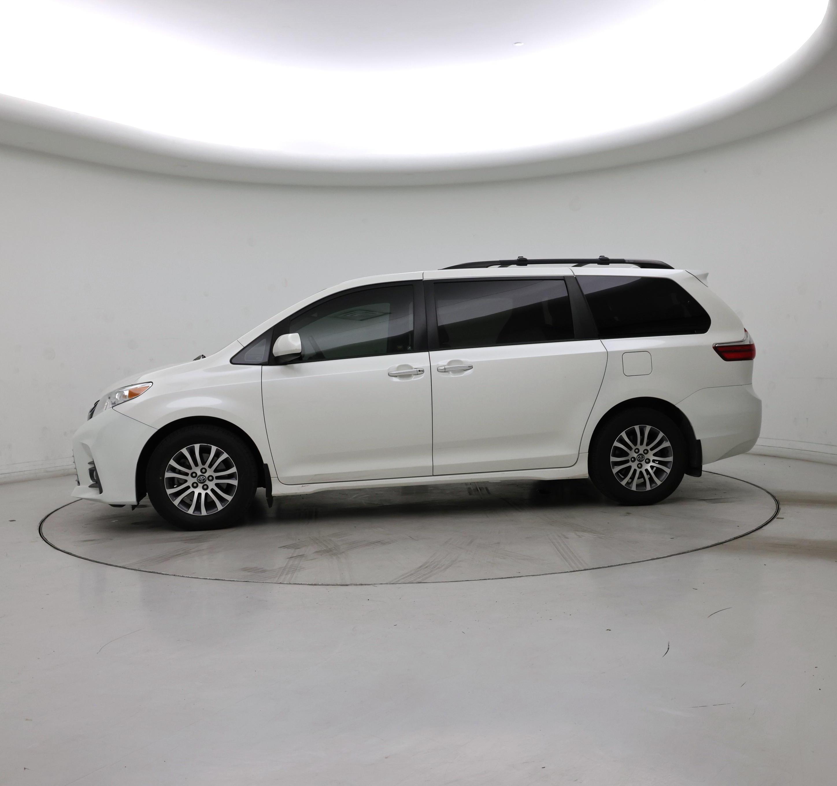 Thumbnail: 2018 Toyota Sienna - 3