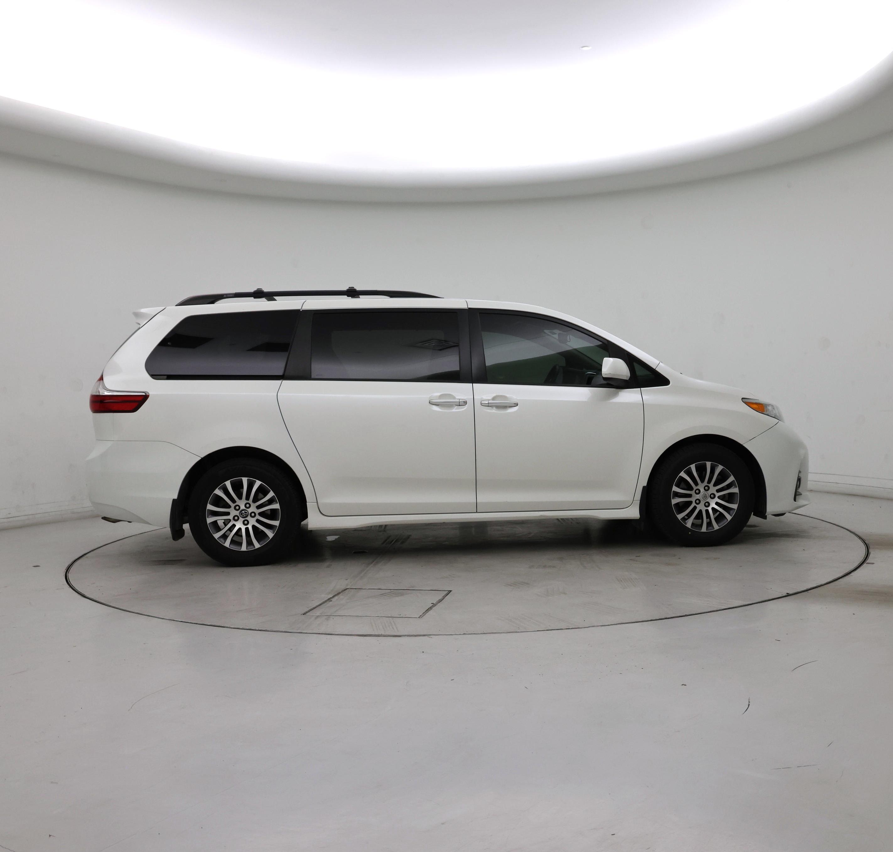 Thumbnail: 2018 Toyota Sienna - 7