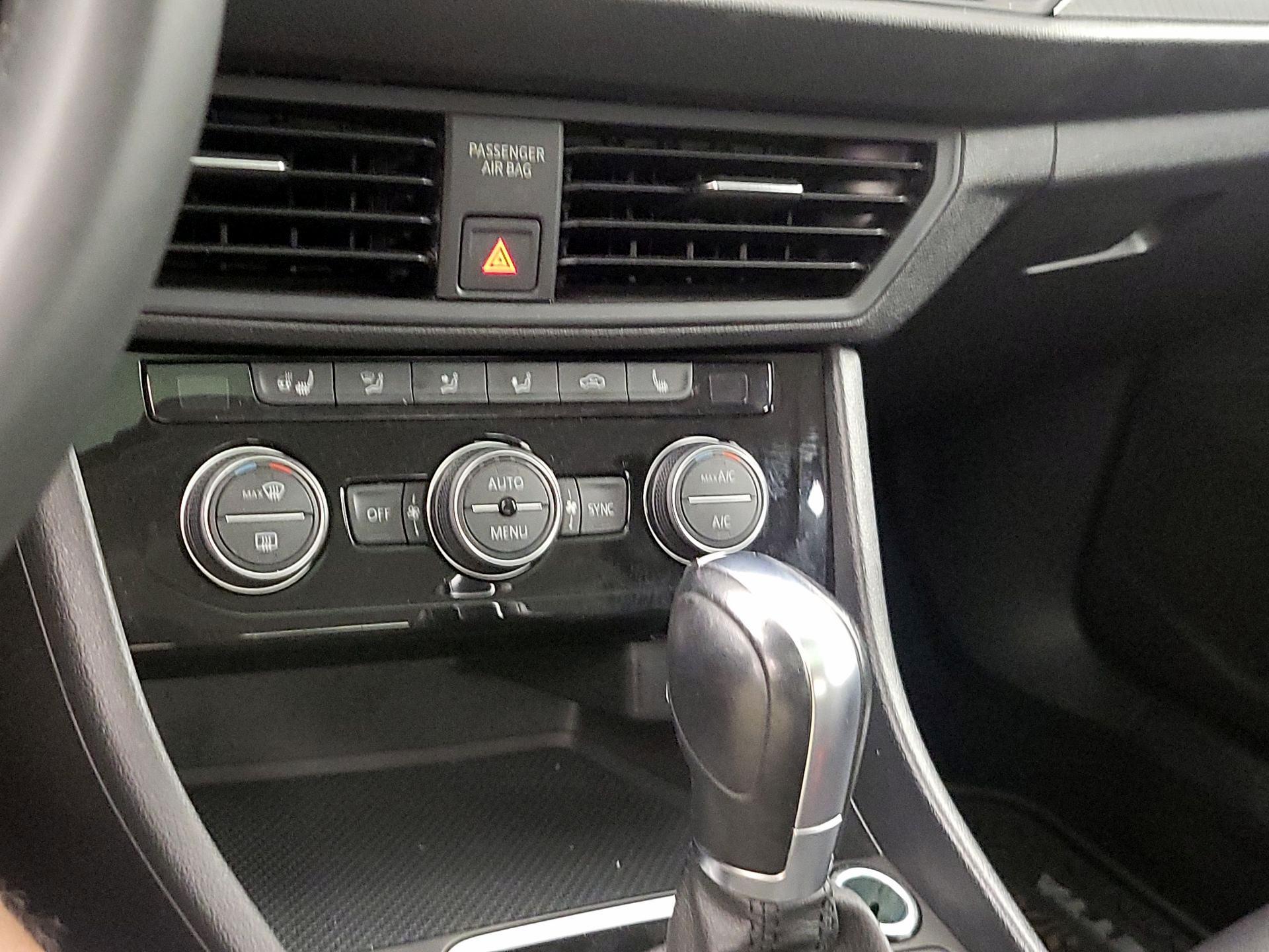 Thumbnail: 2019 Volkswagen Jetta - 16
