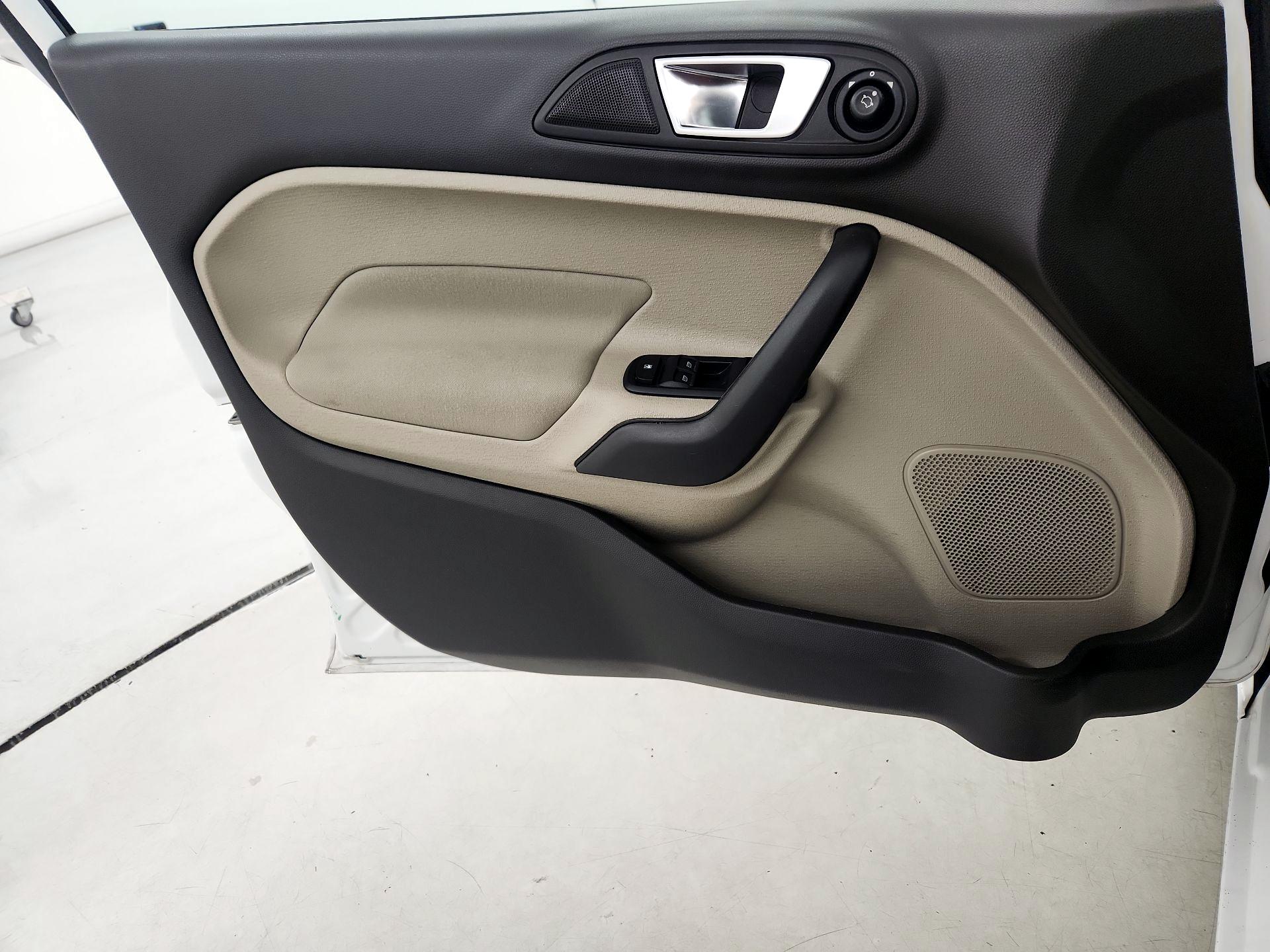 Thumbnail: 2016 Ford Fiesta - 12