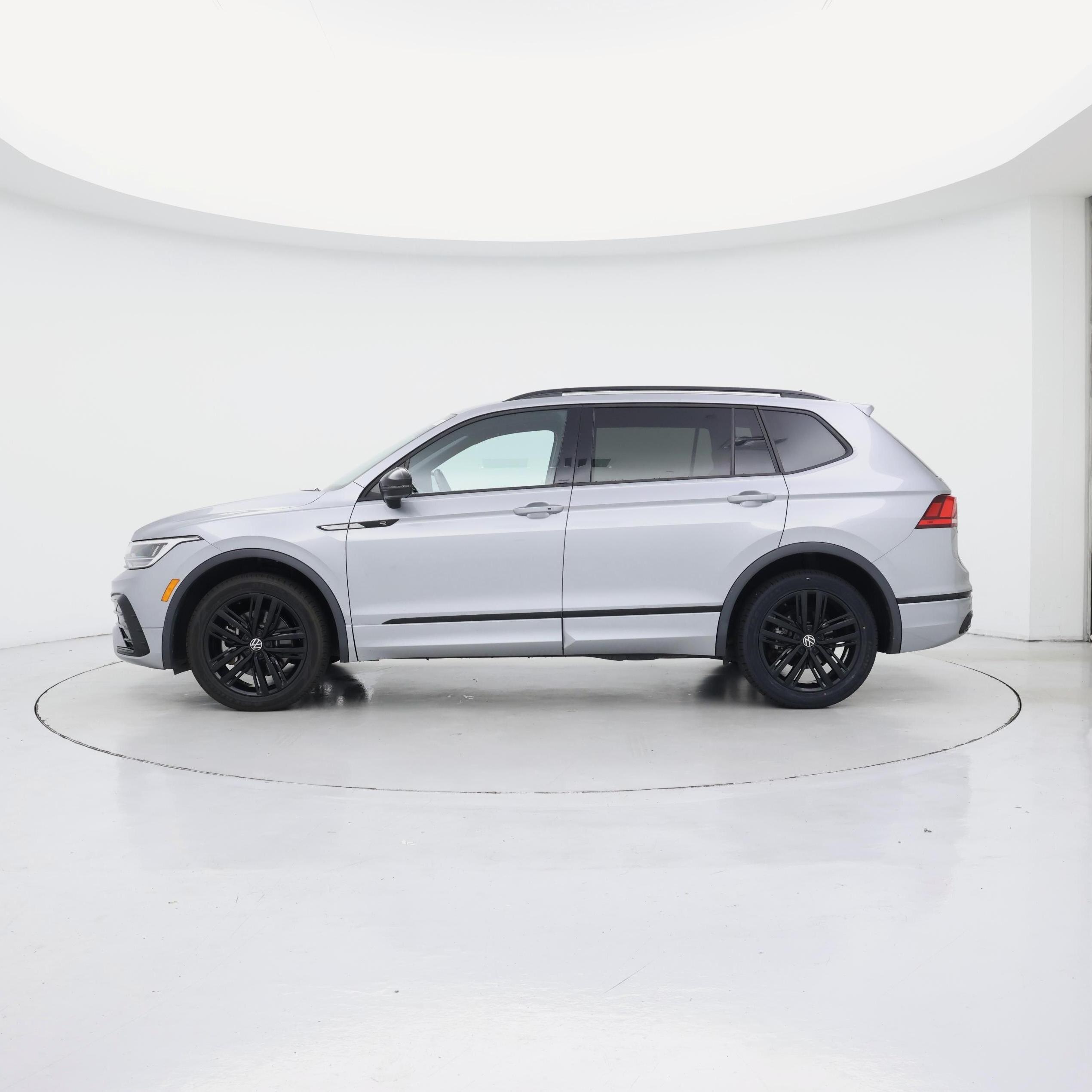 Thumbnail: 2022 Volkswagen Tiguan - 3
