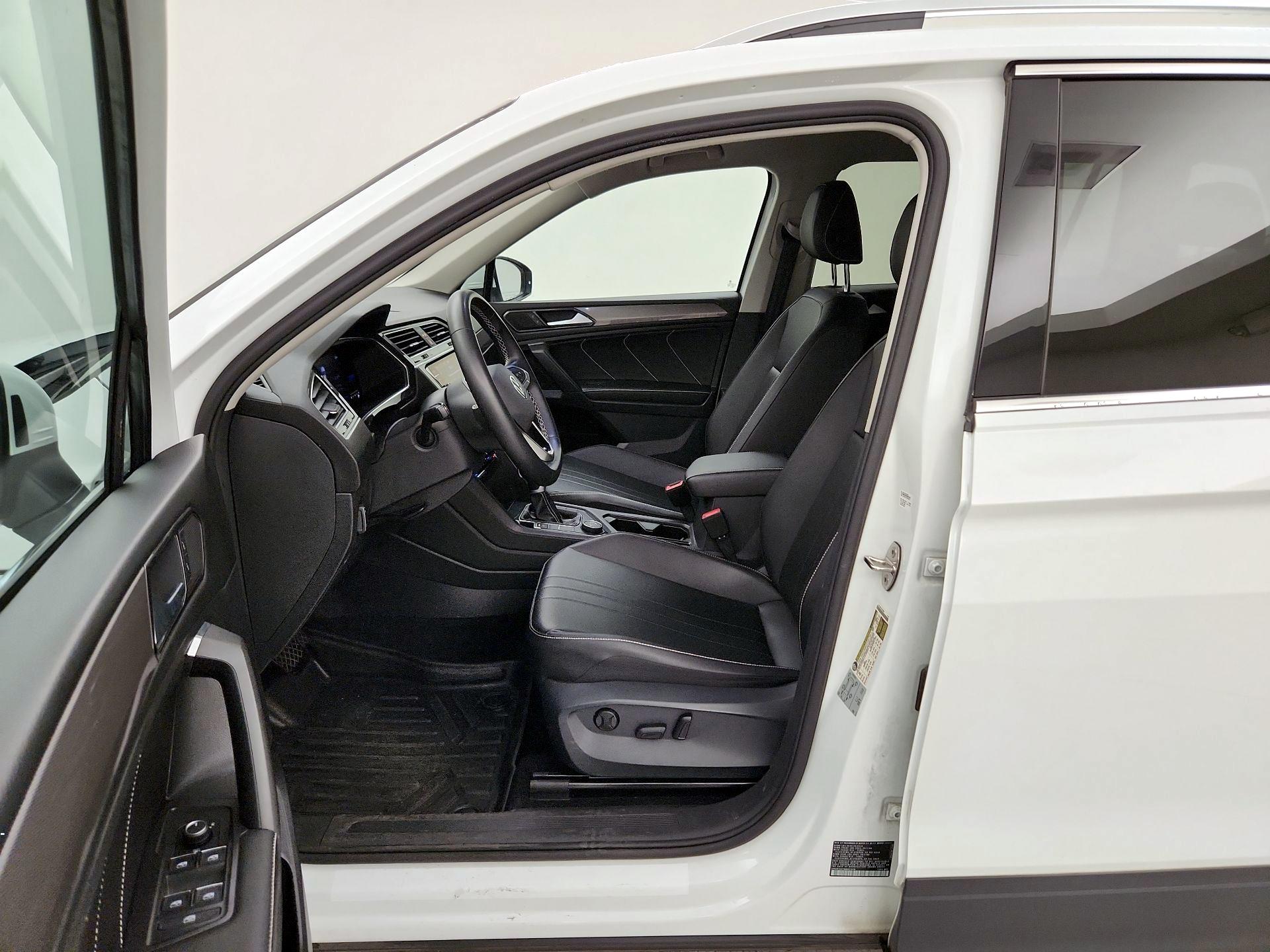 Thumbnail: 2022 Volkswagen Tiguan - 11