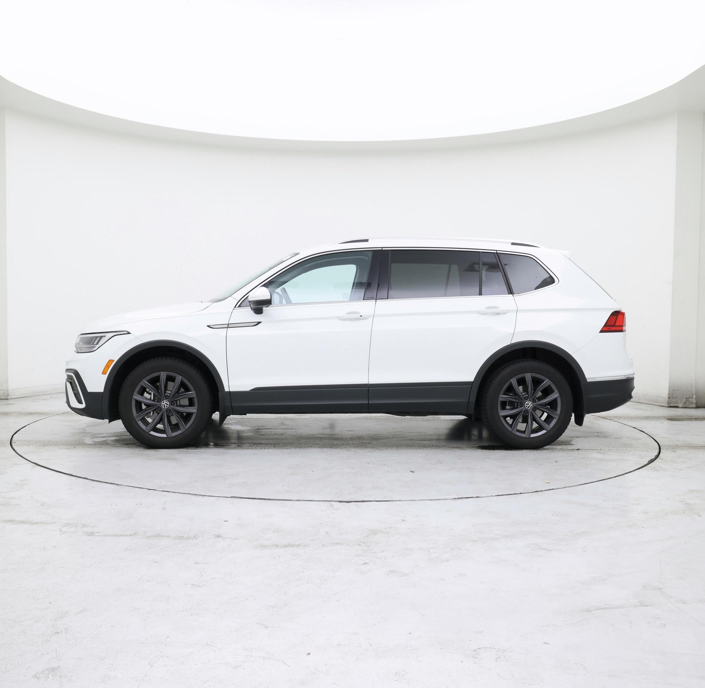 Thumbnail: 2022 Volkswagen Tiguan - 3