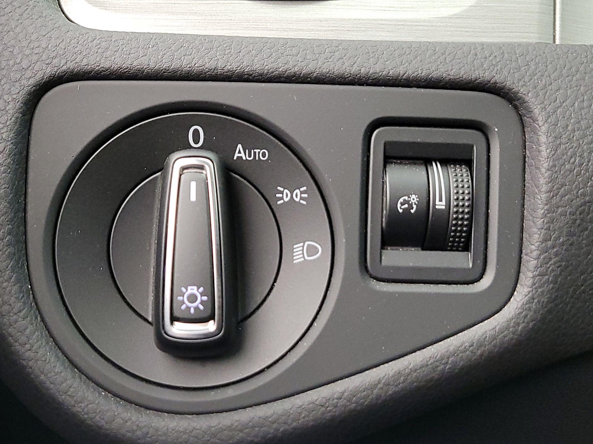 Thumbnail: 2016 Volkswagen Golf - 13