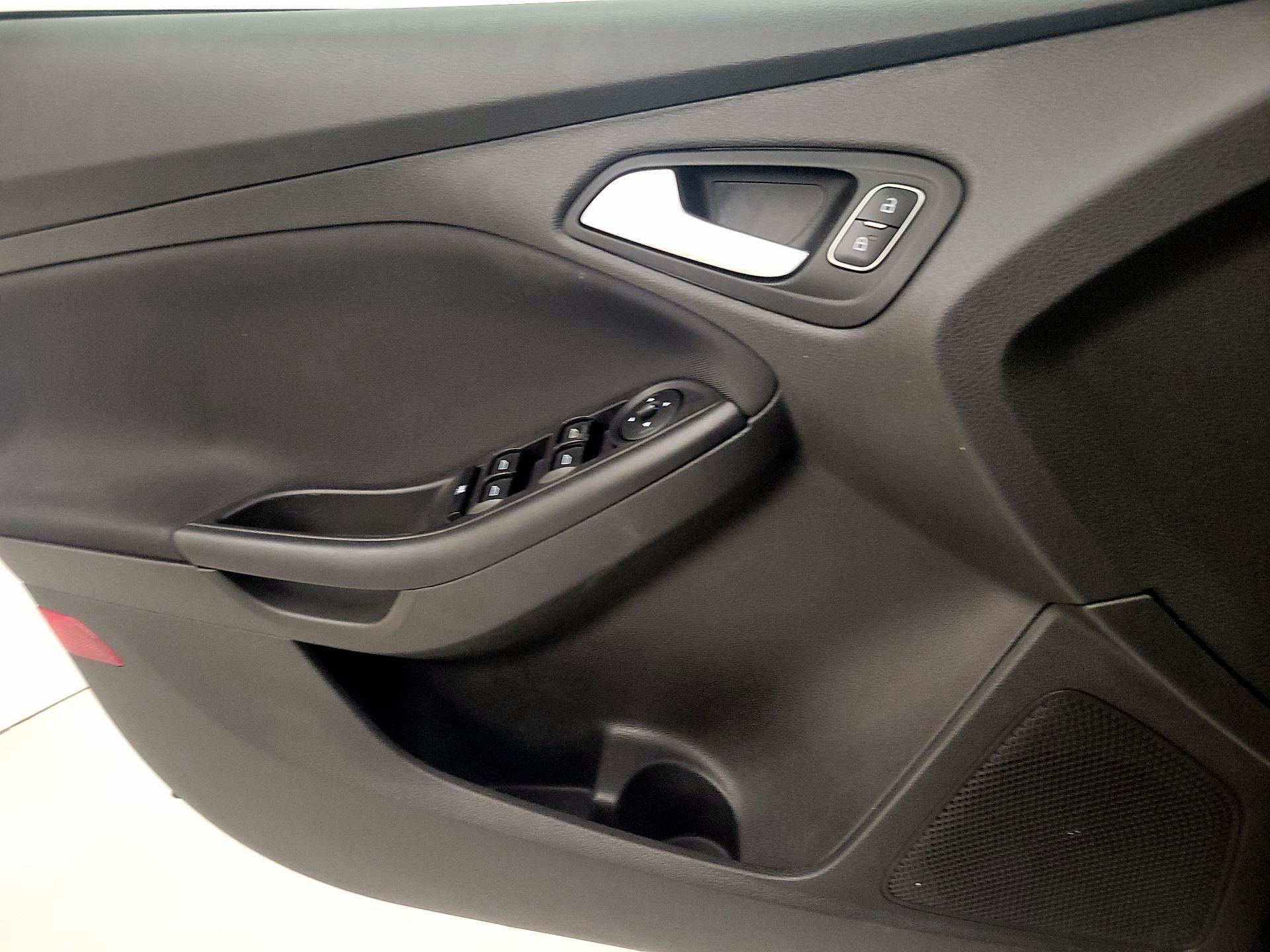 Thumbnail: 2015 Ford Focus - 12