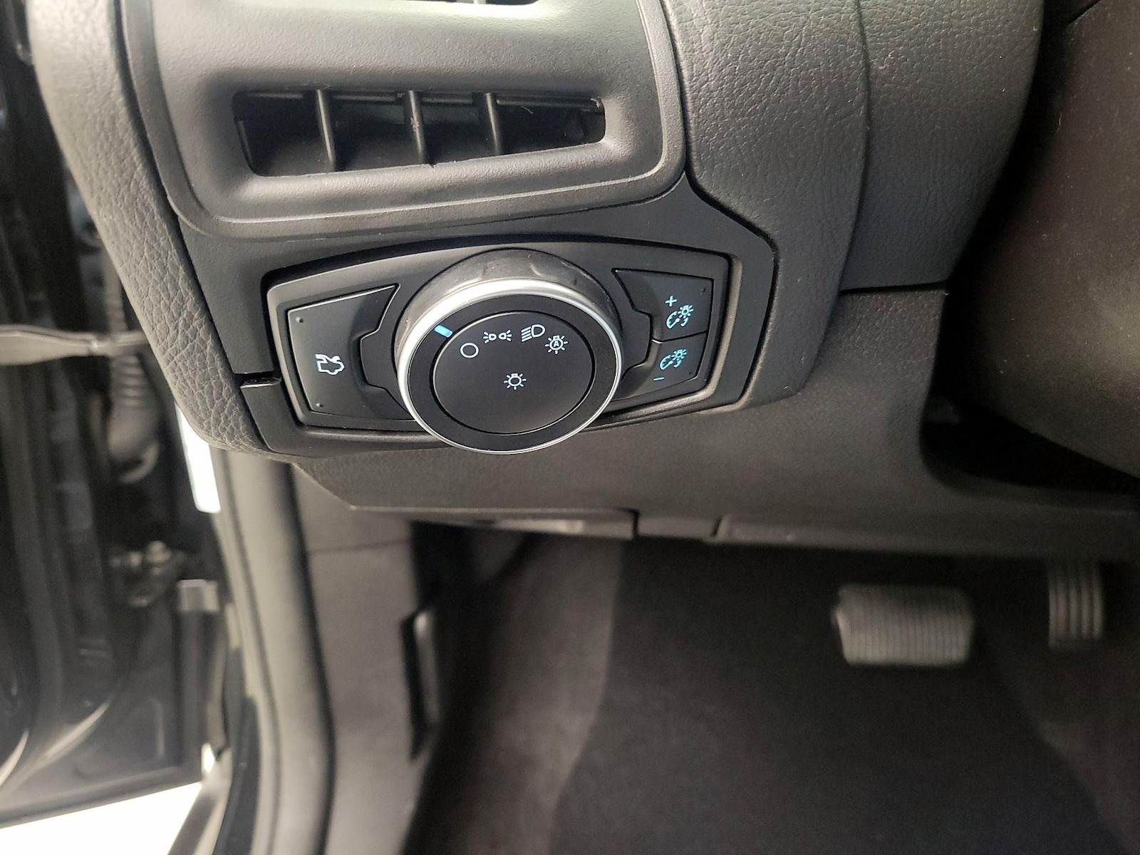 2015 Ford Focus SE - Photo 14