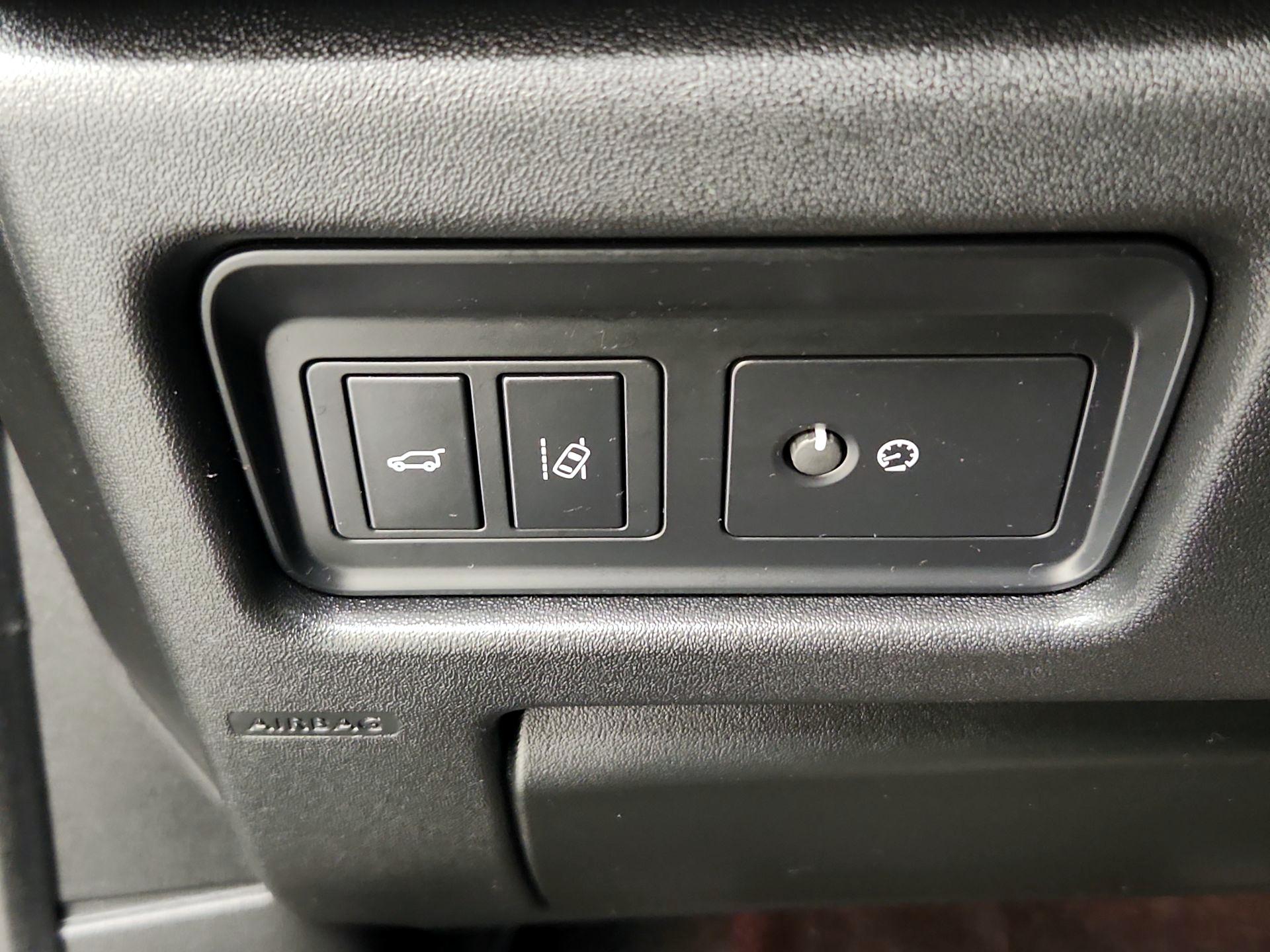 Thumbnail: 2019 Land Rover Discovery Sport - 13