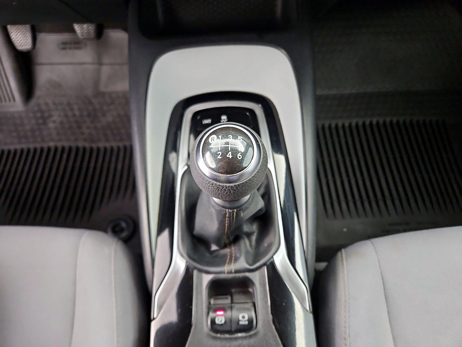 2021 Toyota Corolla SE - Photo 18