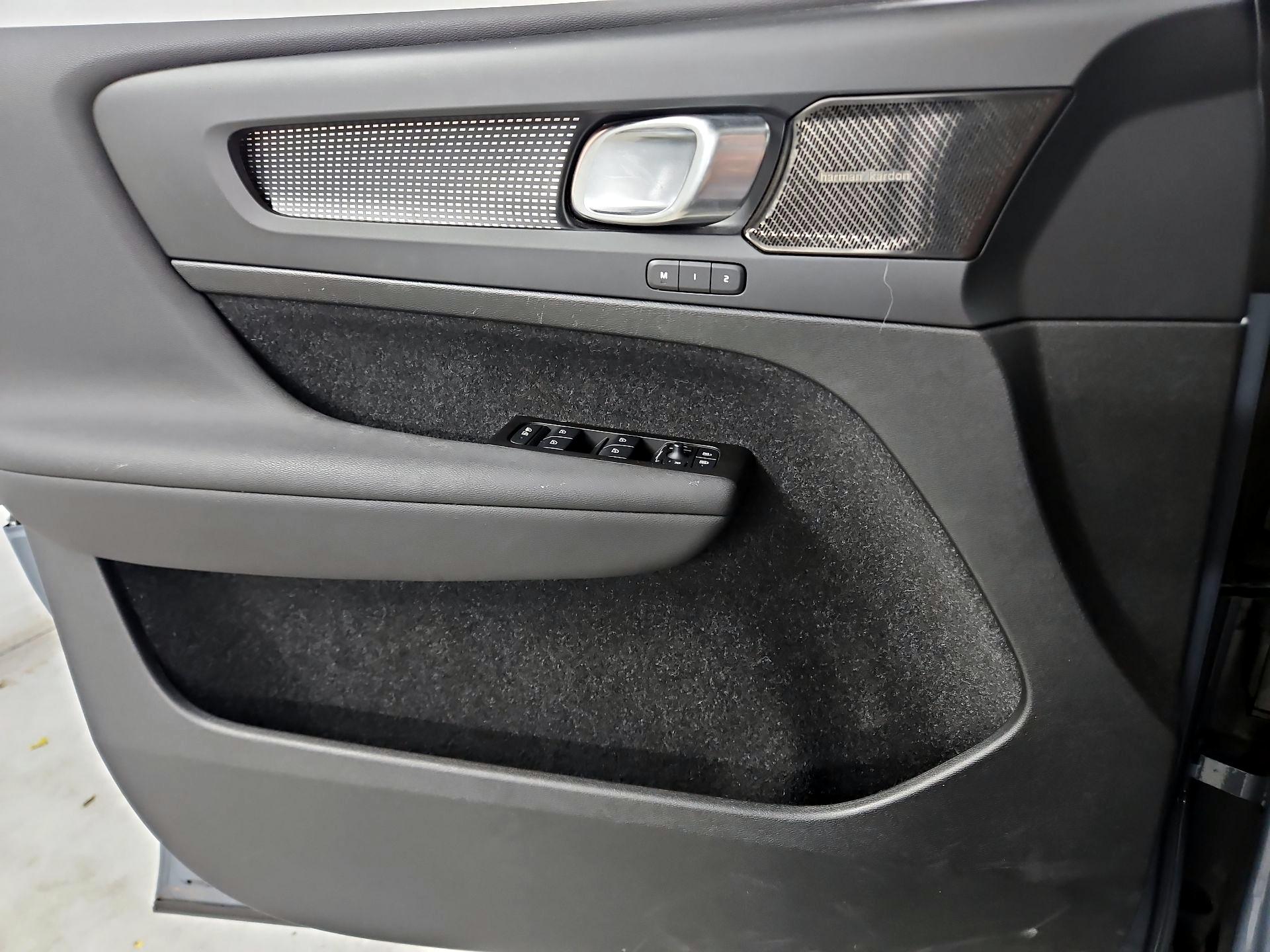 Thumbnail: 2021 Volvo XC40 - 12