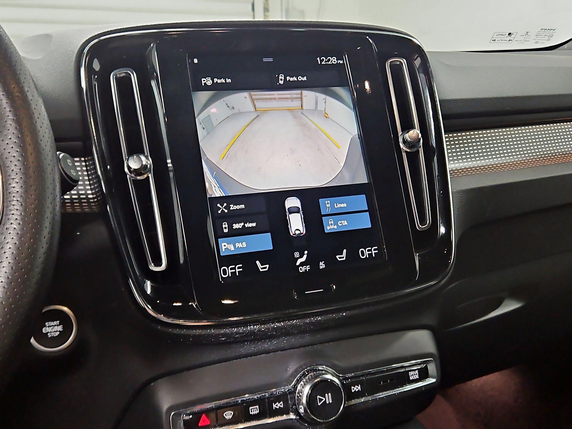 Thumbnail: 2021 Volvo XC40 - 15