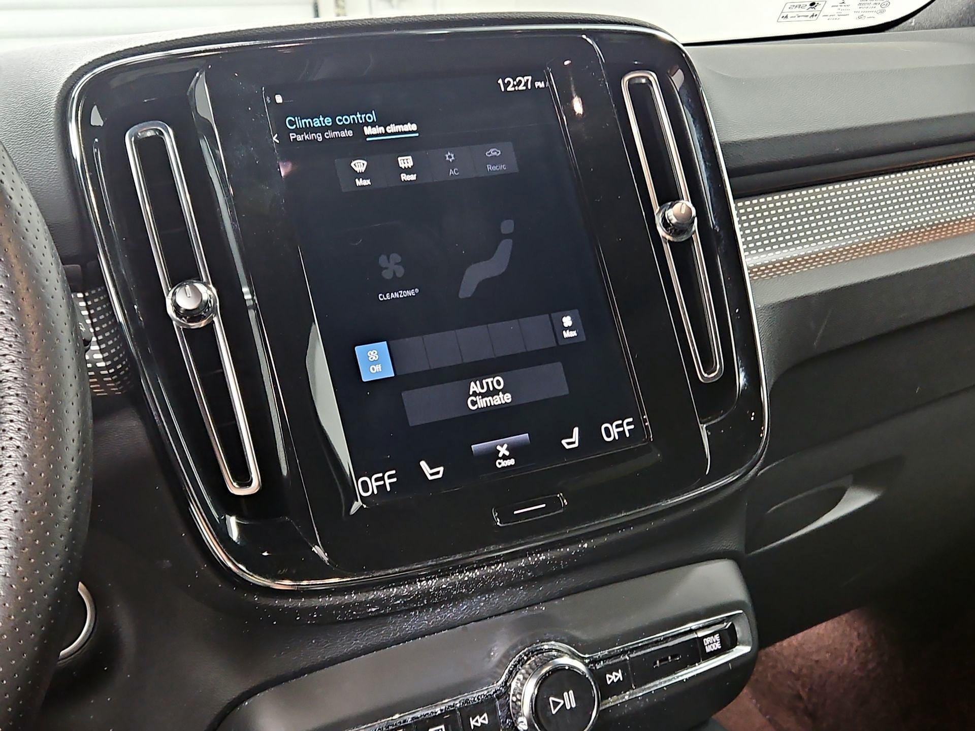 Thumbnail: 2021 Volvo XC40 - 17