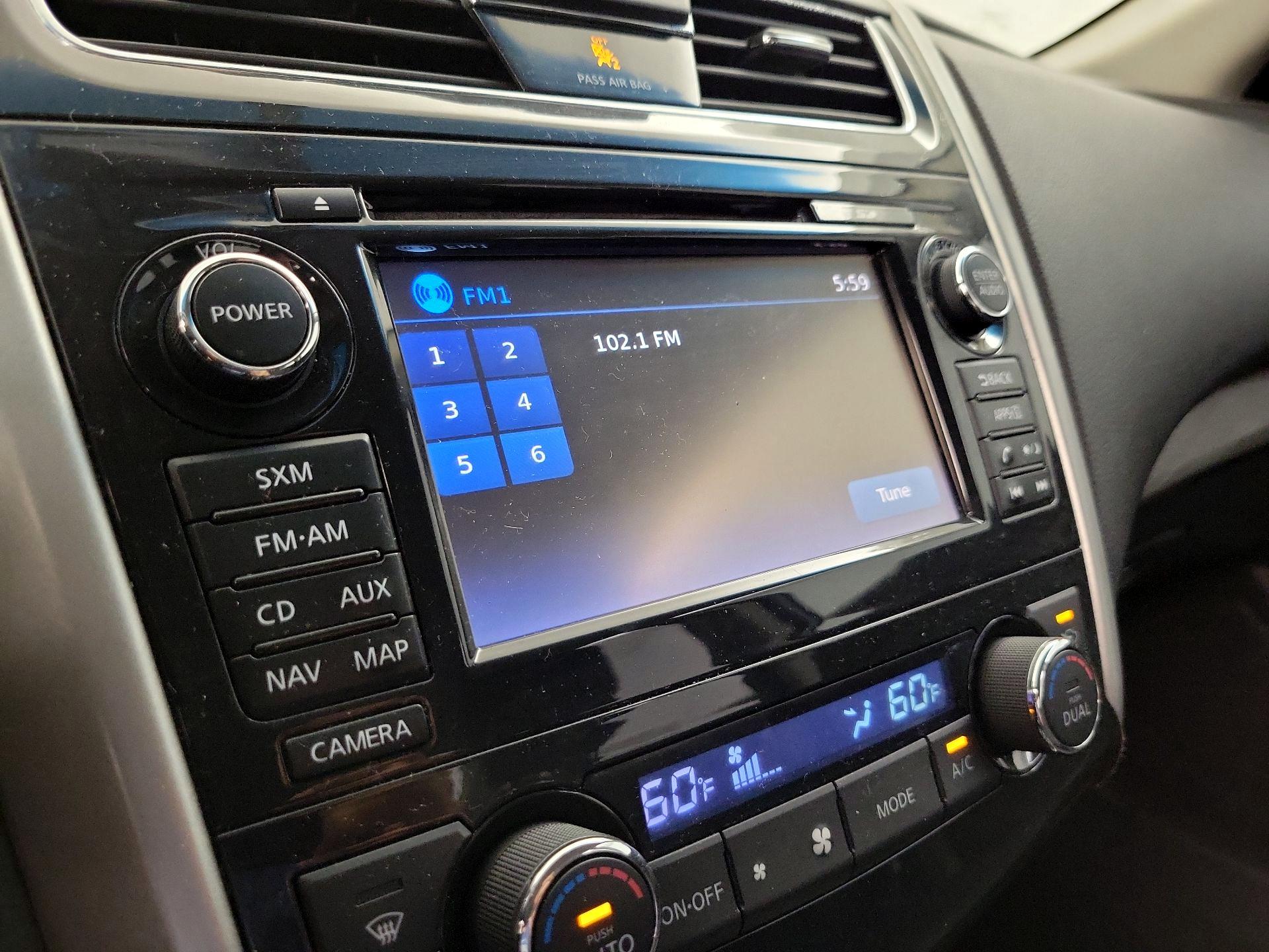Thumbnail: 2015 Nissan Altima - 16