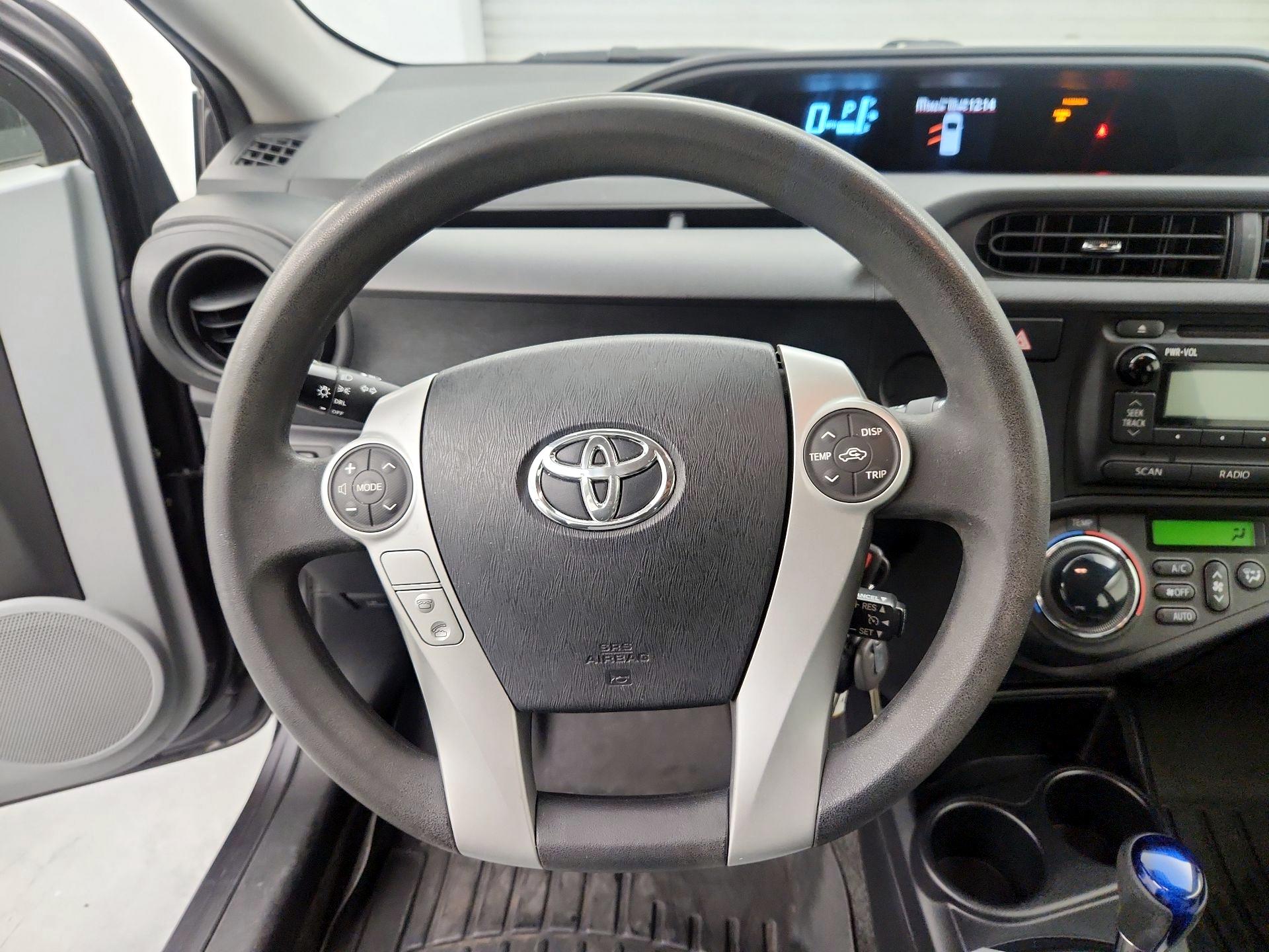 Thumbnail: 2014 Toyota Prius c - 10