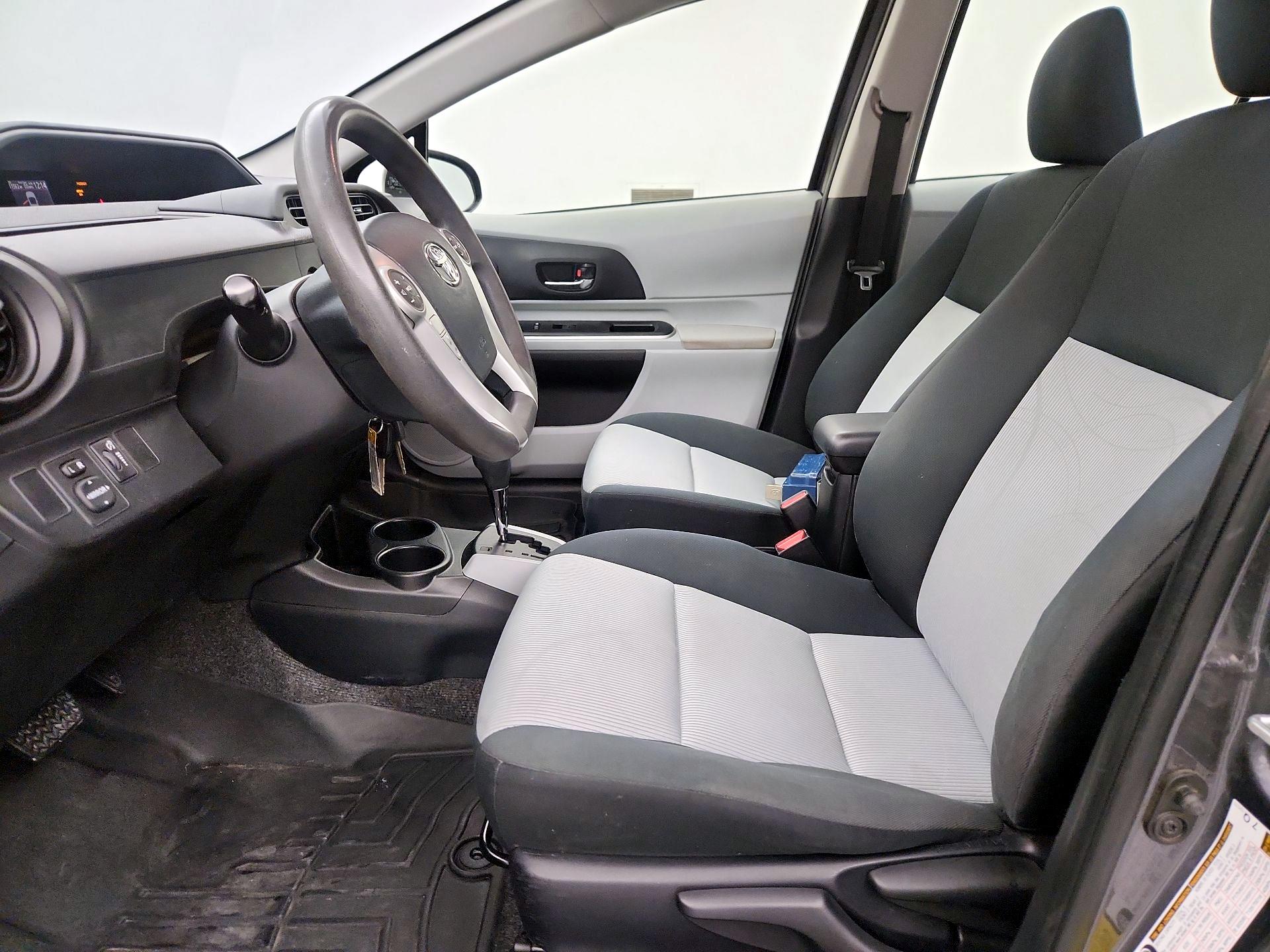 Thumbnail: 2014 Toyota Prius c - 11
