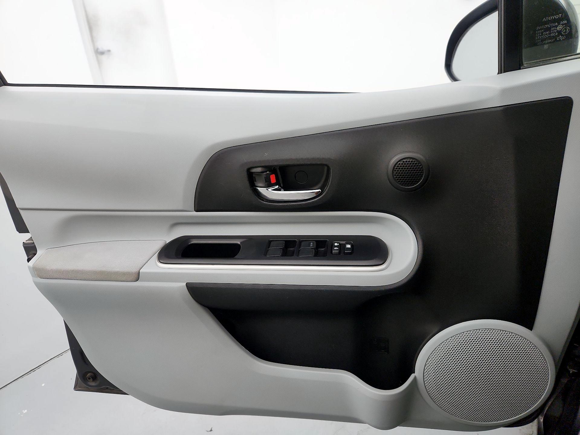 Thumbnail: 2014 Toyota Prius c - 12