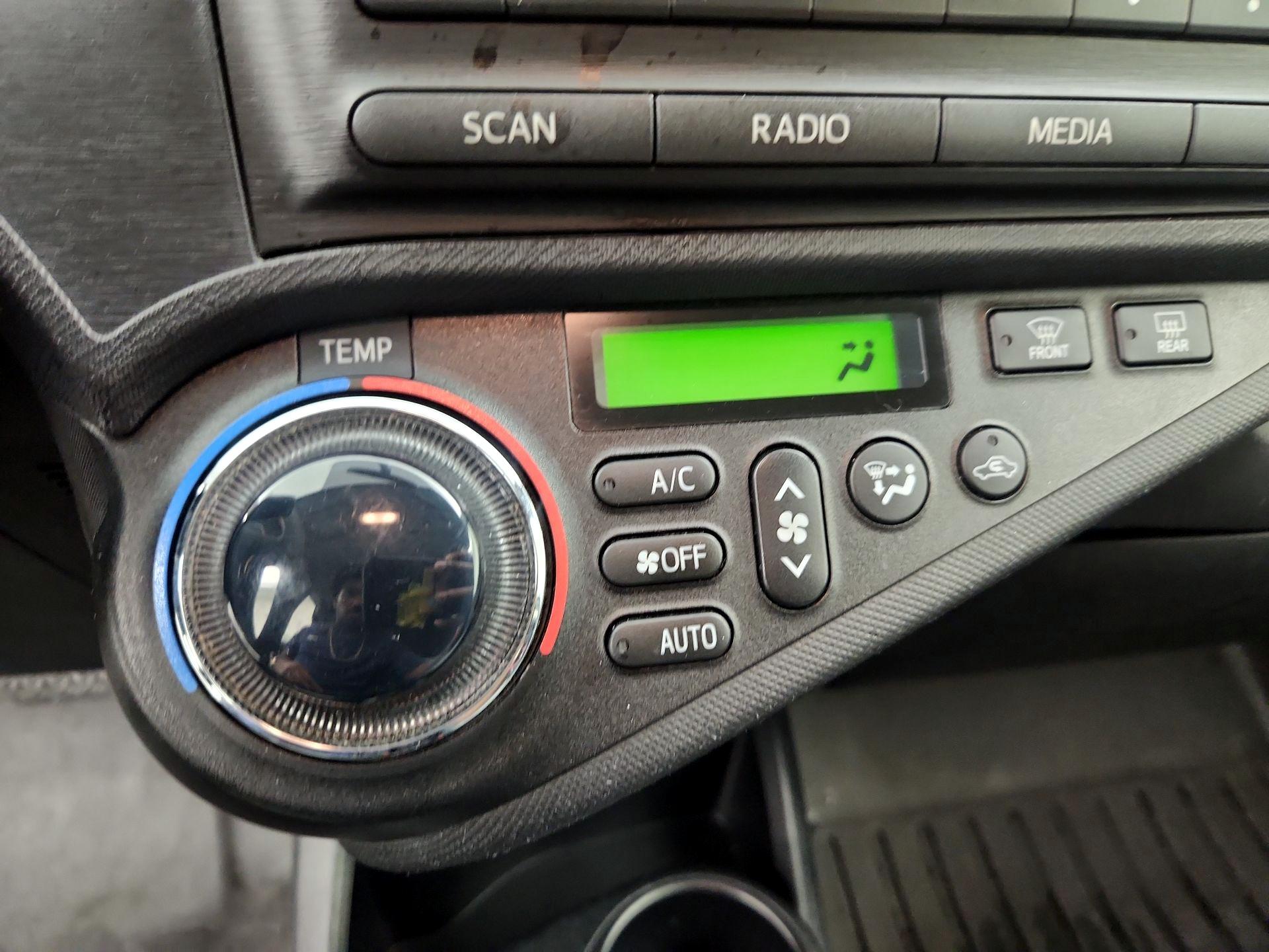Thumbnail: 2014 Toyota Prius c - 15