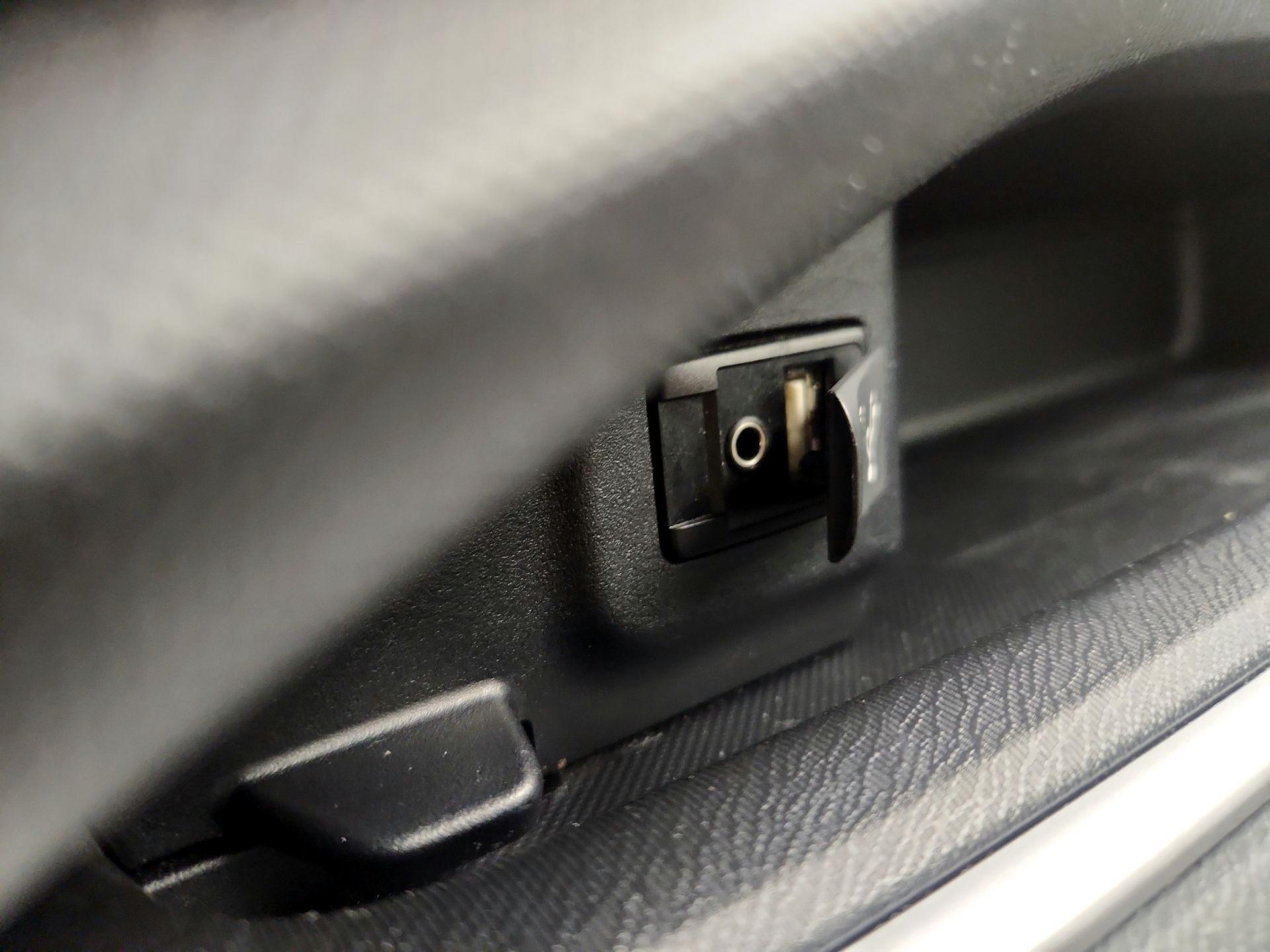 Thumbnail: 2014 Toyota Prius c - 17