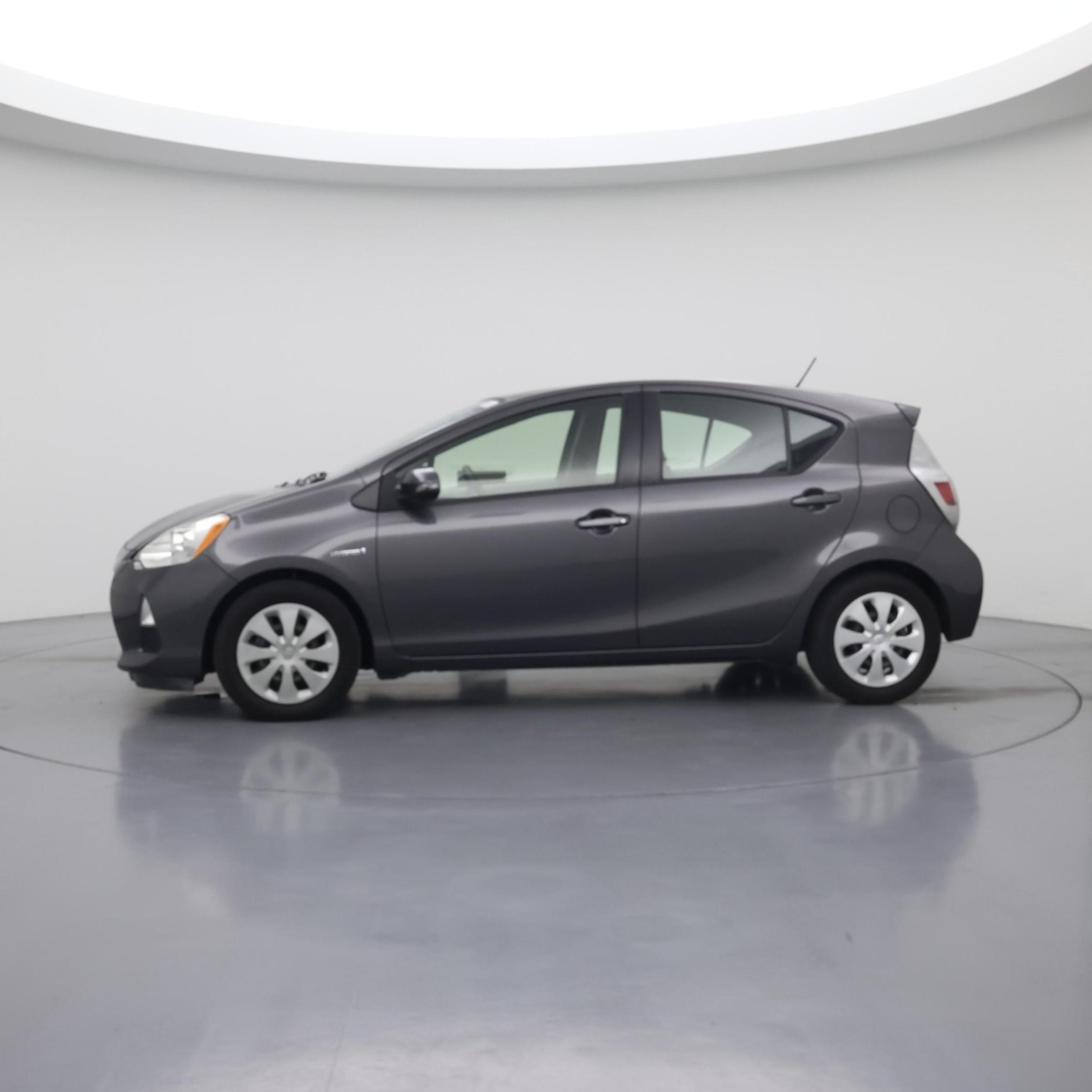 Thumbnail: 2014 Toyota Prius c - 3