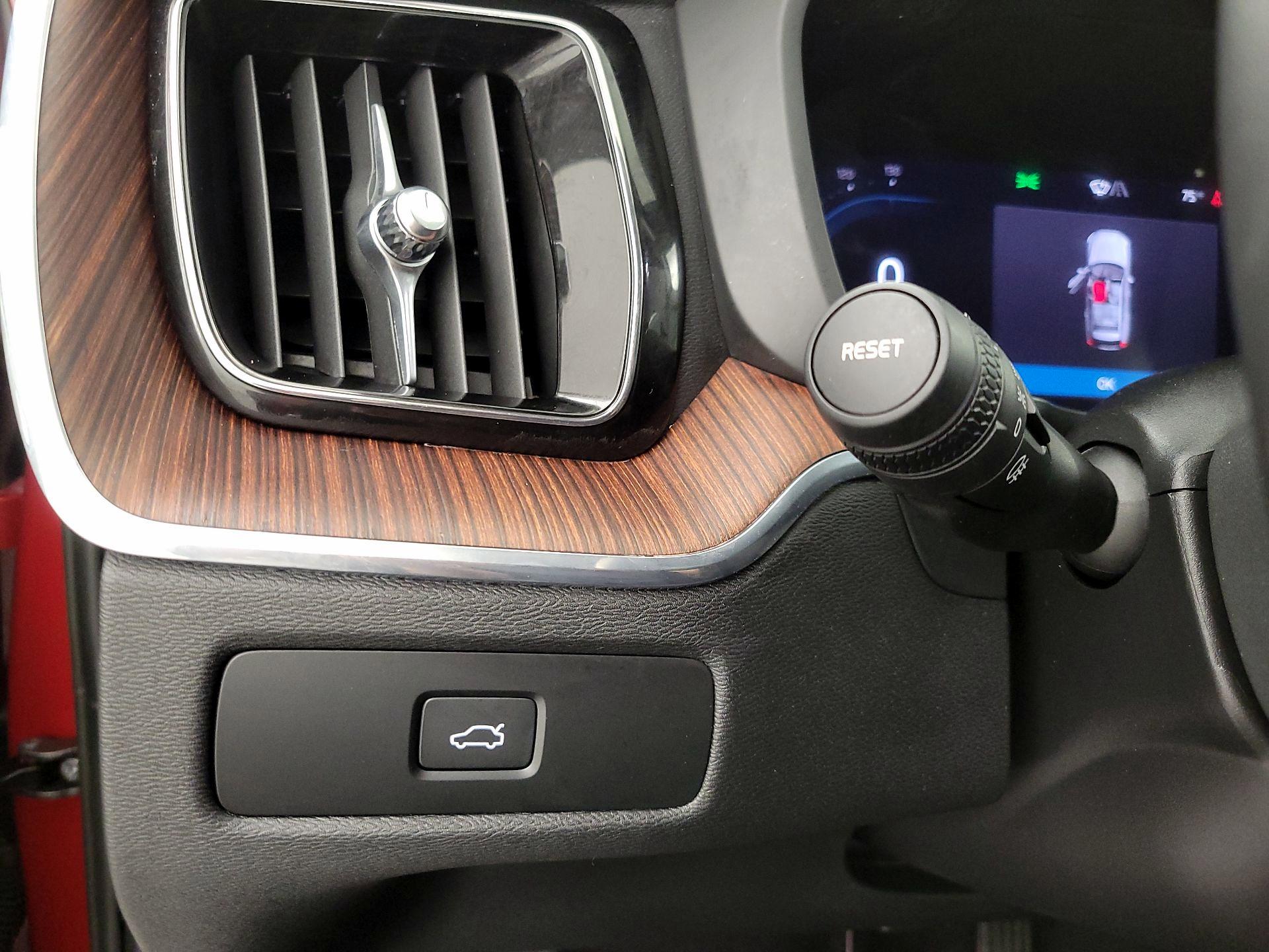 Thumbnail: 2023 Volvo XC60 - 13