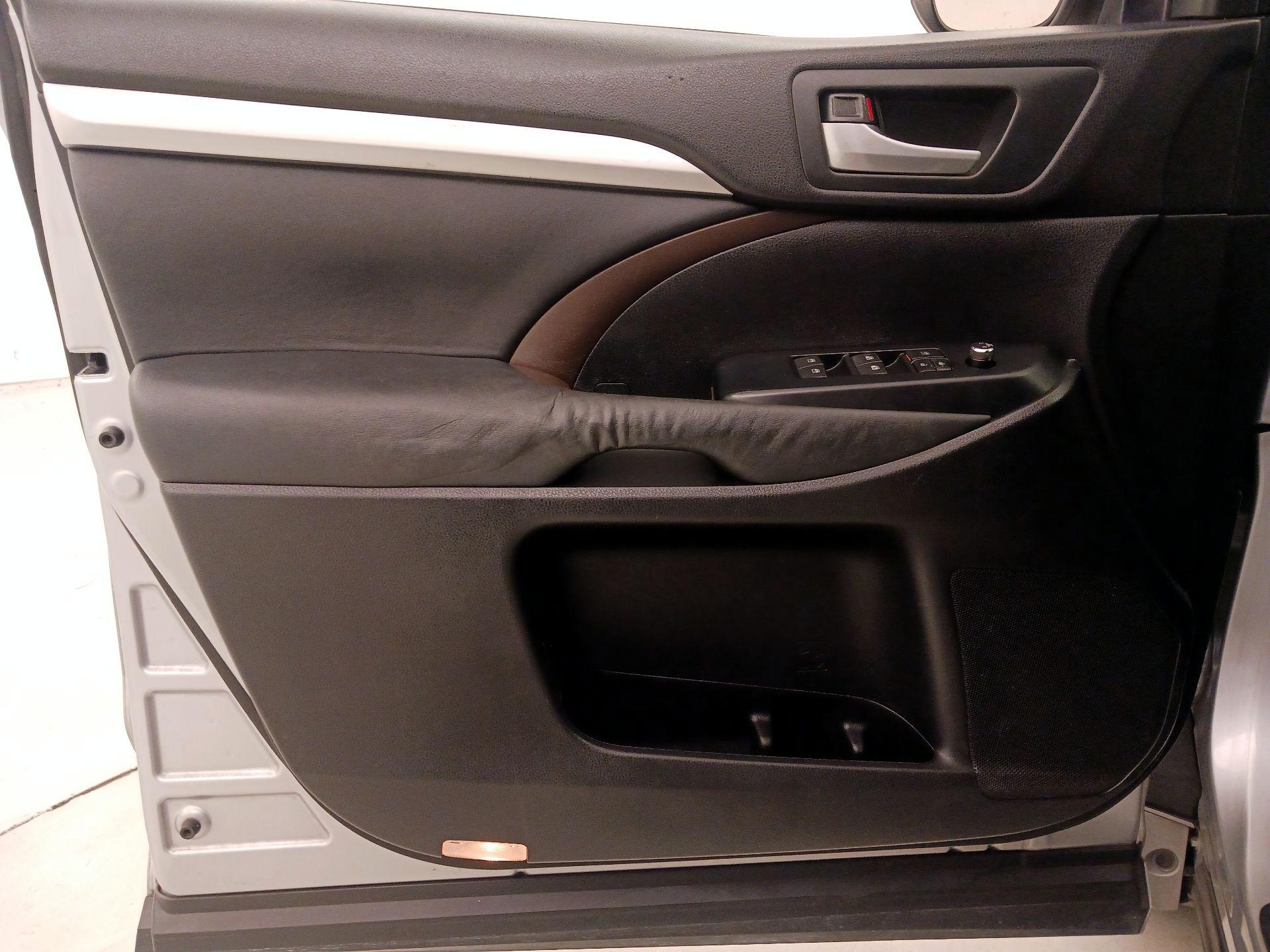Thumbnail: 2015 Toyota Highlander - 12