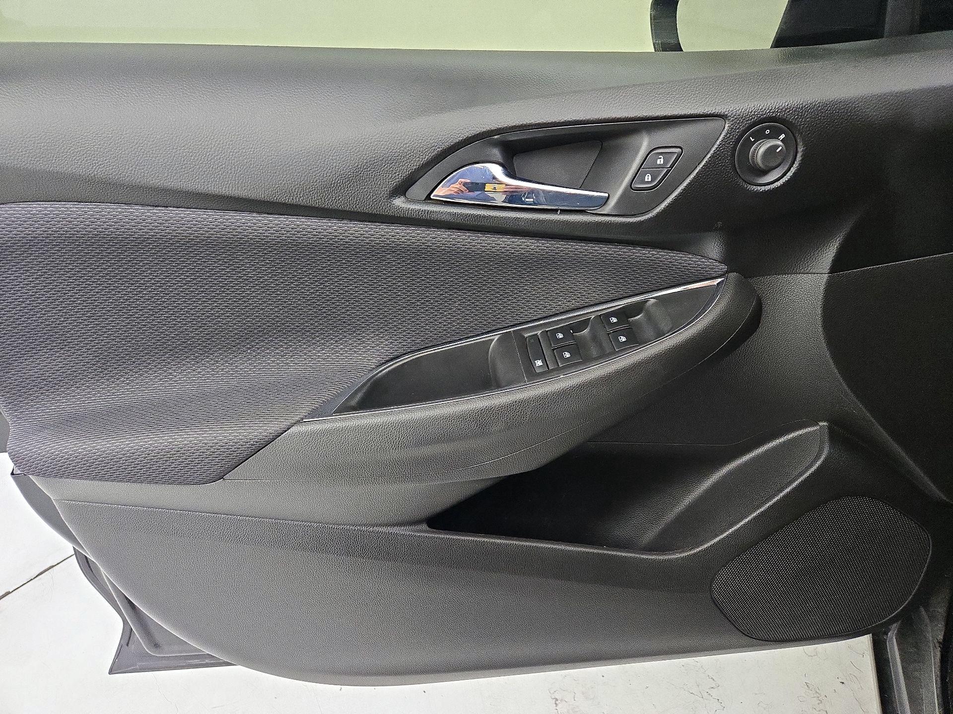 Thumbnail: 2019 Chevrolet Cruze - 12