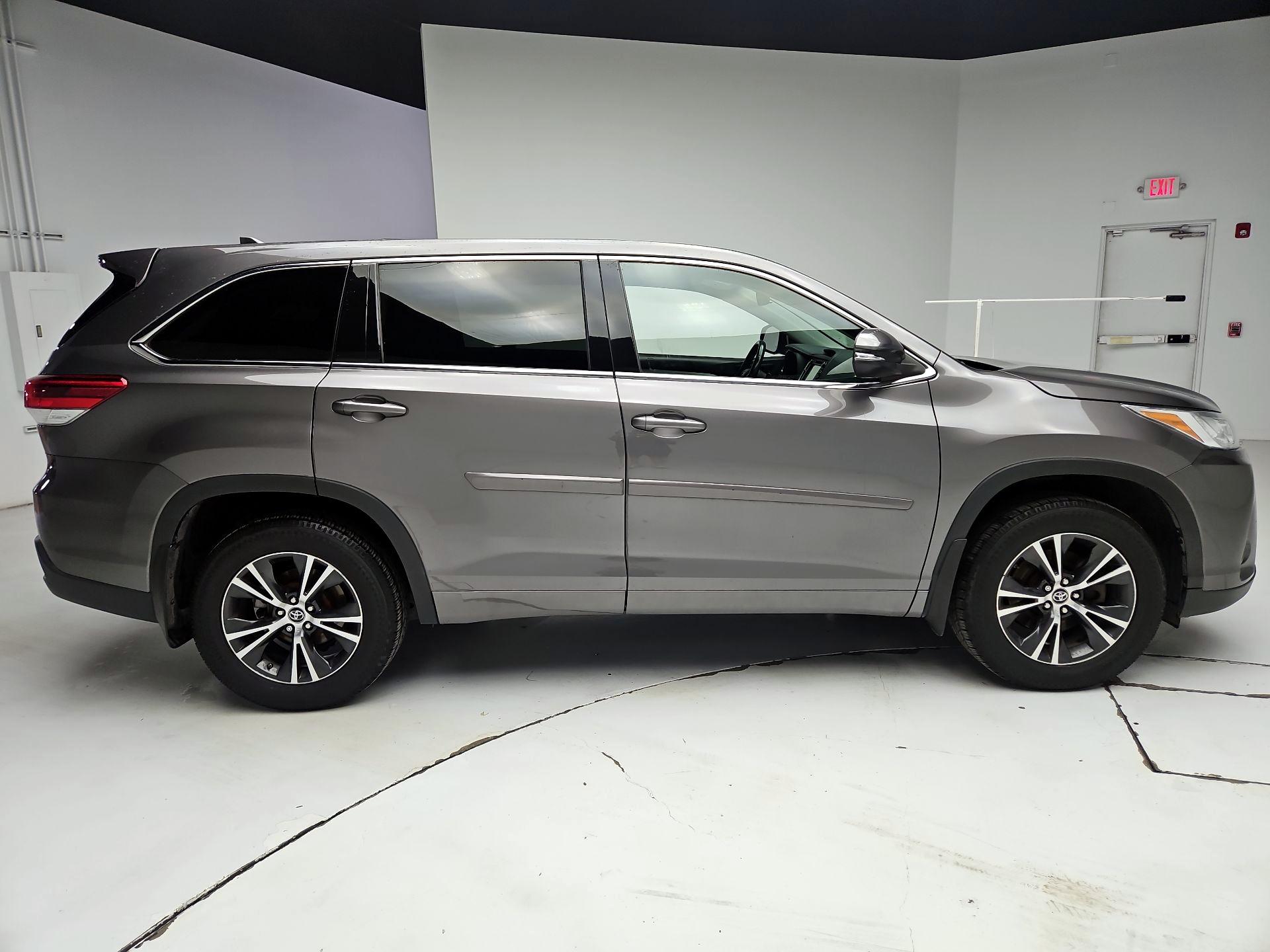 Thumbnail: 2017 Toyota Highlander - 4