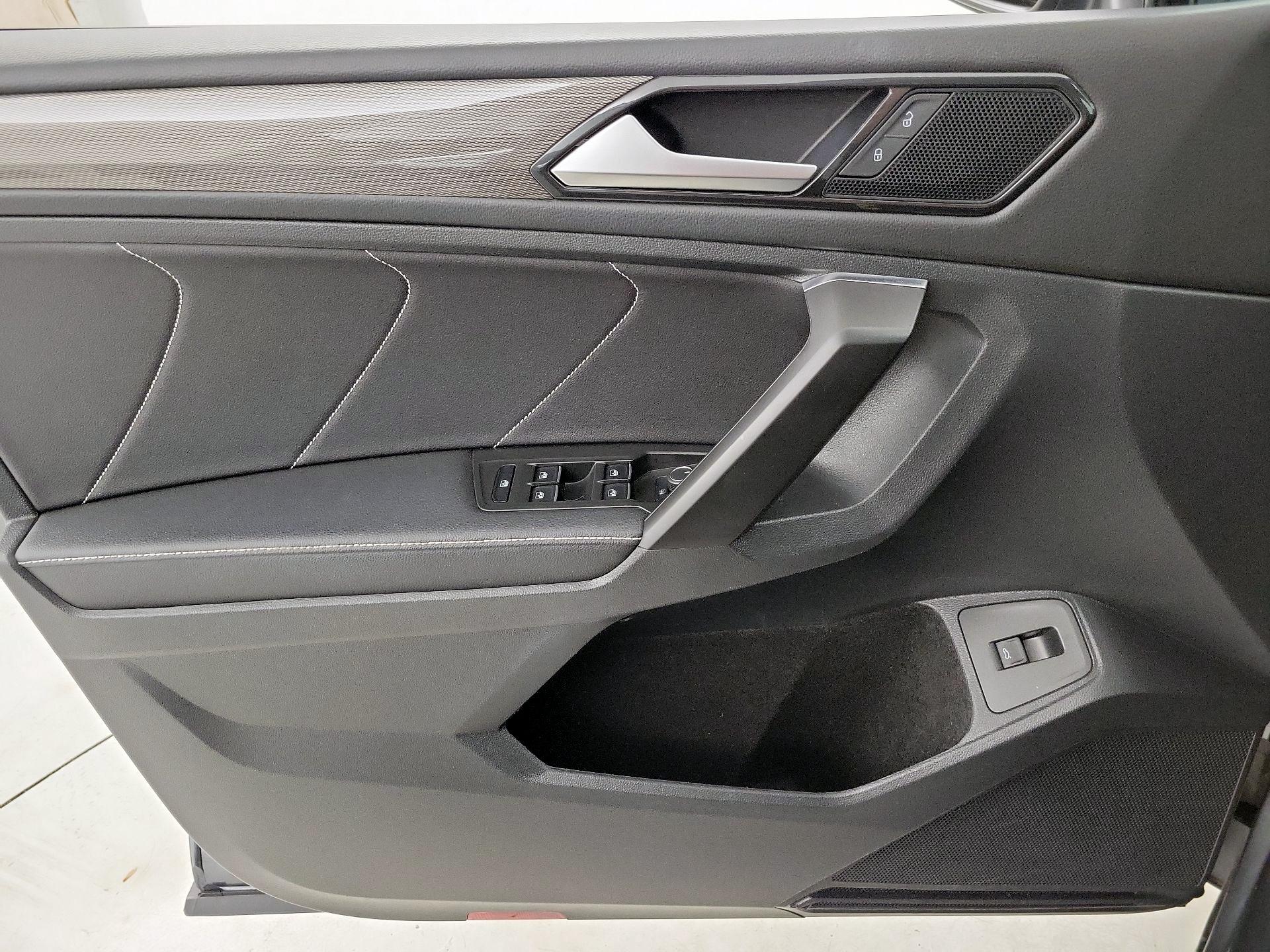 Thumbnail: 2023 Volkswagen Tiguan - 12