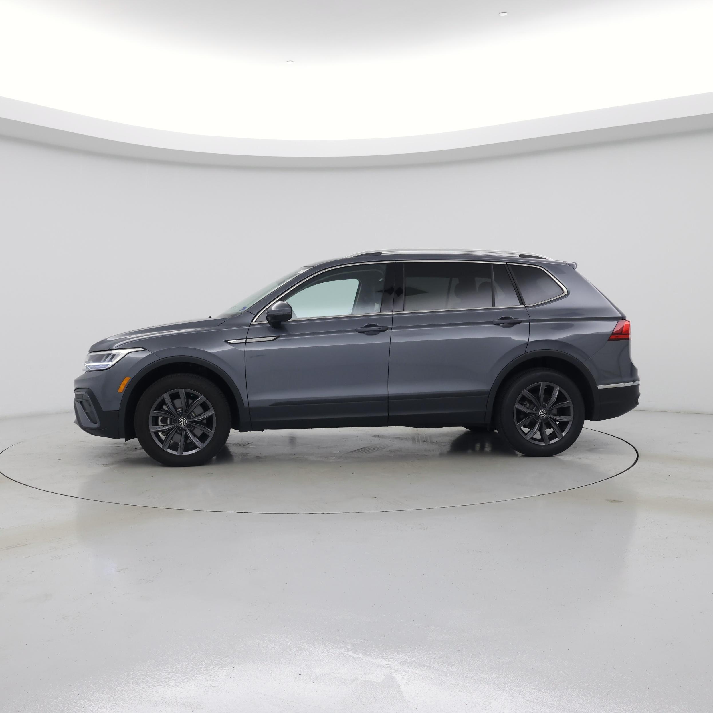 Thumbnail: 2023 Volkswagen Tiguan - 3