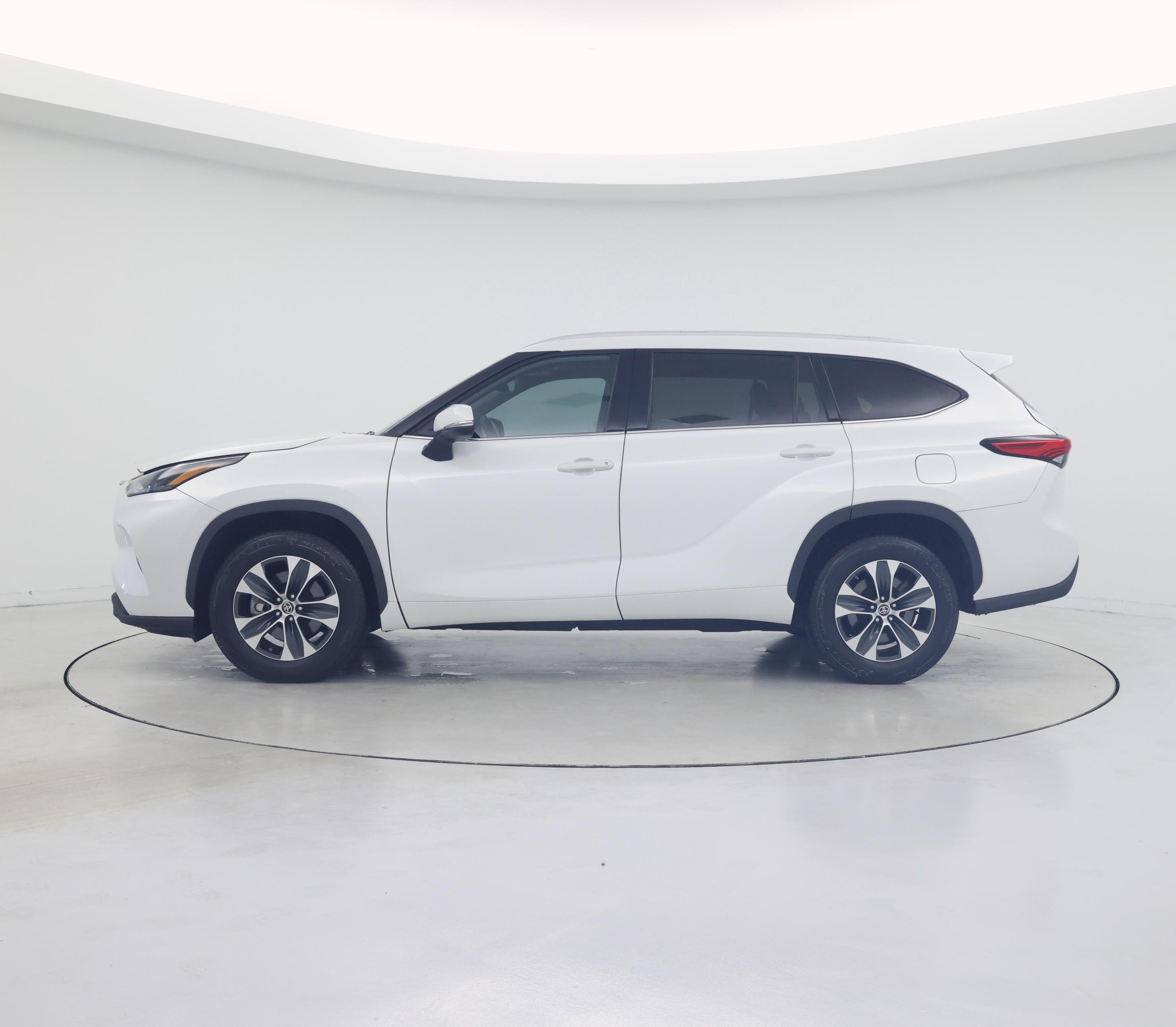Thumbnail: 2022 Toyota Highlander - 3