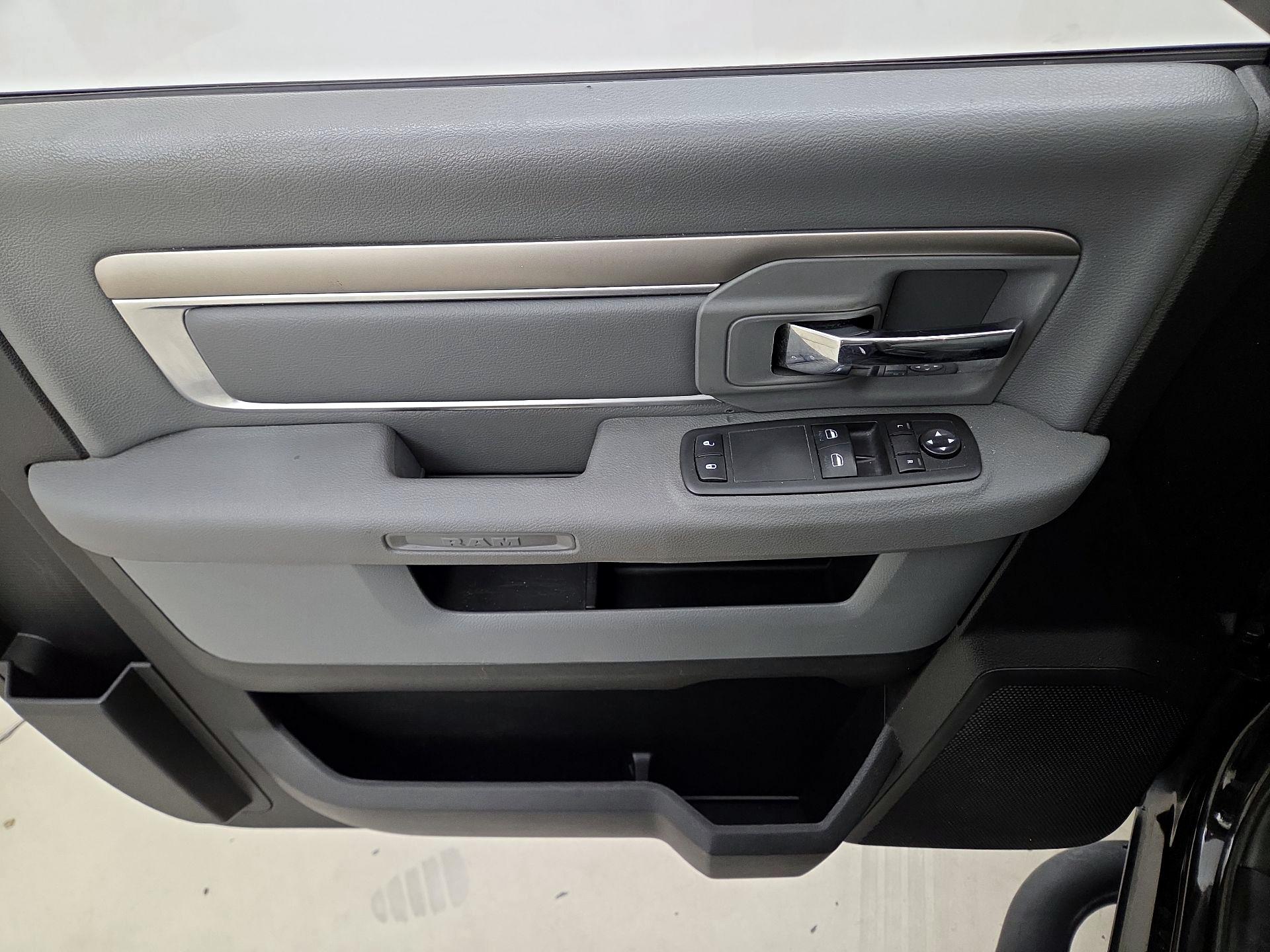 Thumbnail: 2019 RAM 1500 Classic - 12