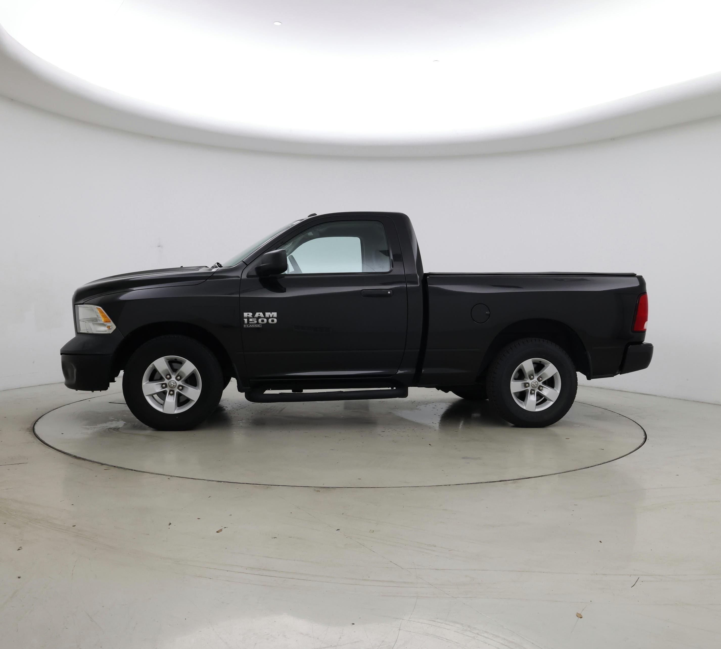 Thumbnail: 2019 RAM 1500 Classic - 3