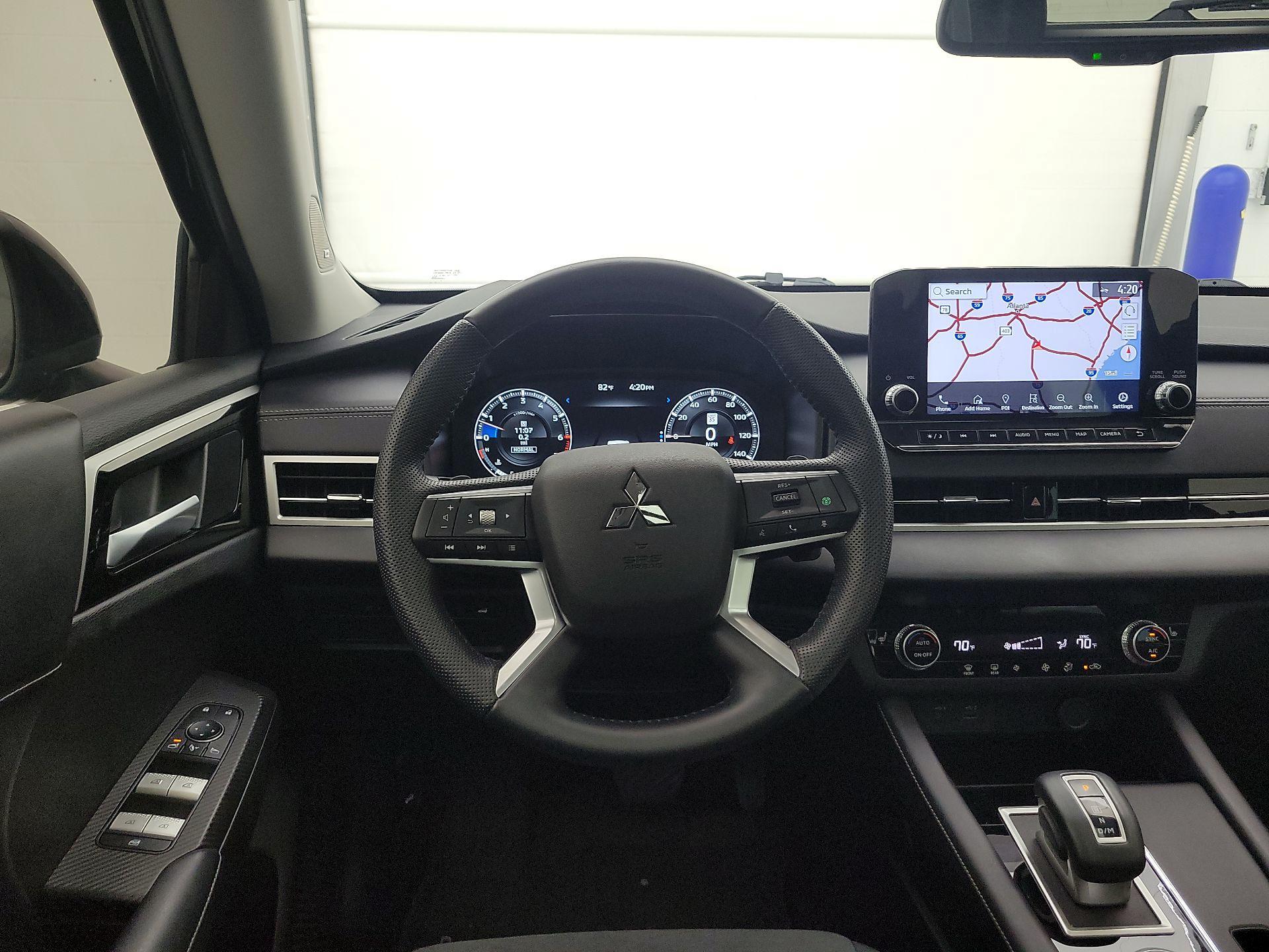 Thumbnail: 2023 Mitsubishi Outlander - 10