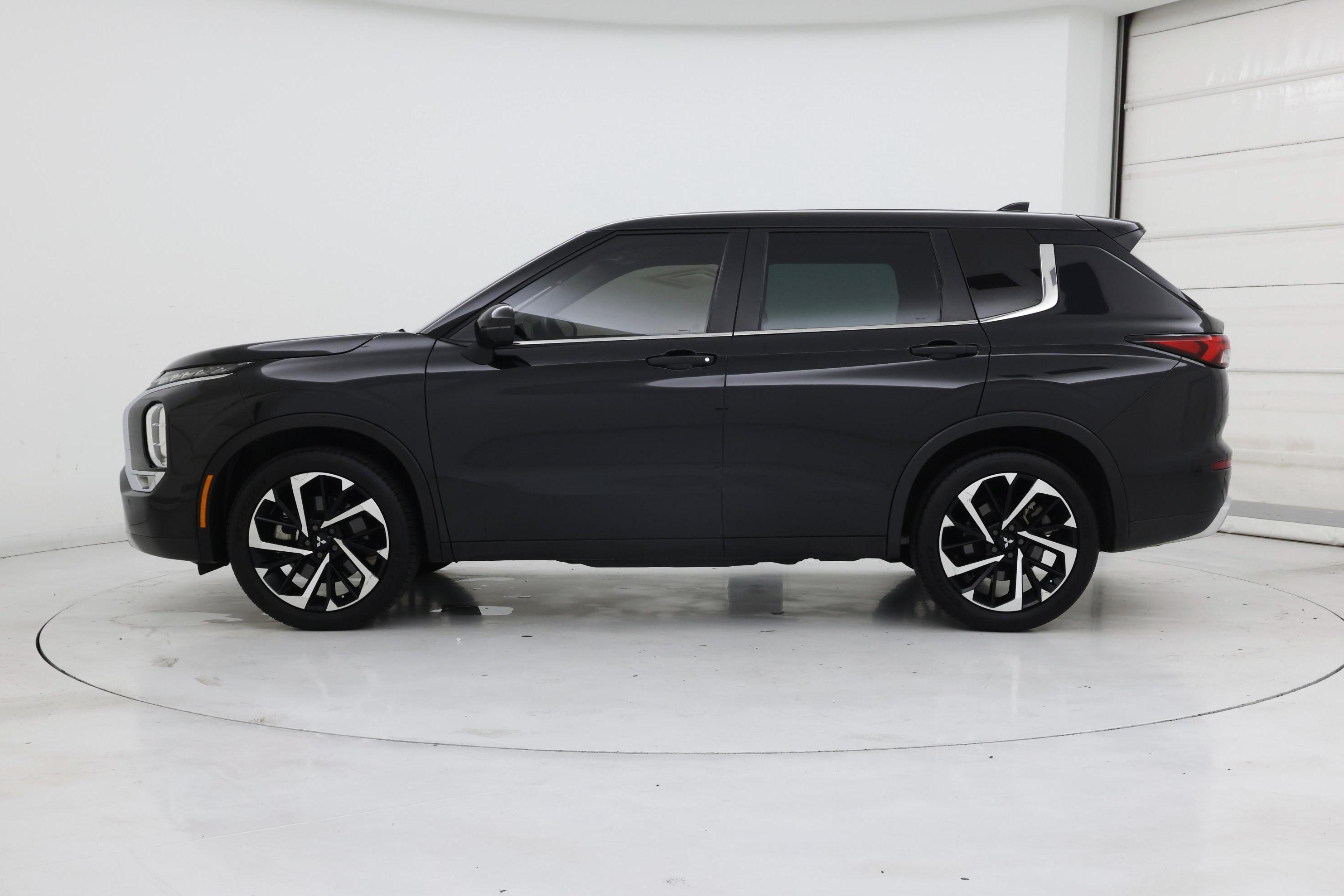 Thumbnail: 2023 Mitsubishi Outlander - 3