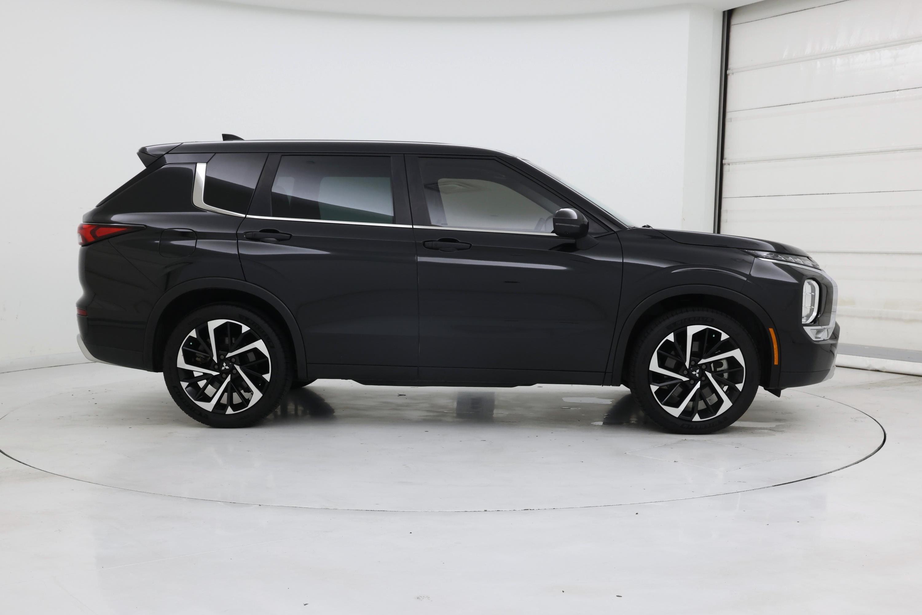 Thumbnail: 2023 Mitsubishi Outlander - 7