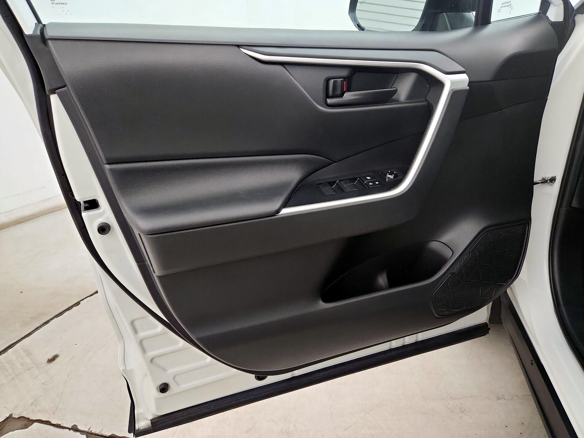 Thumbnail: 2020 Toyota RAV4 - 12