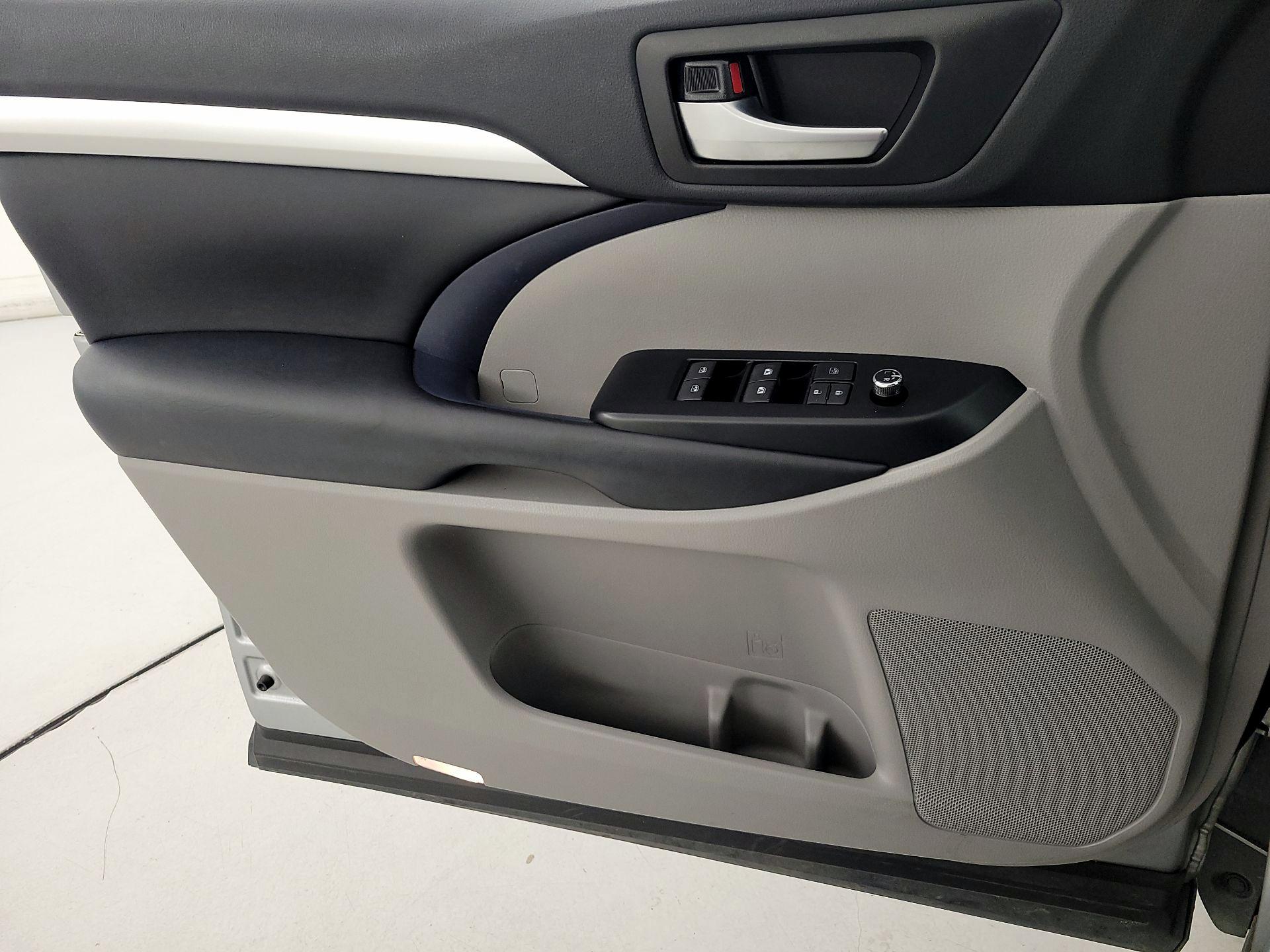 Thumbnail: 2019 Toyota Highlander - 12