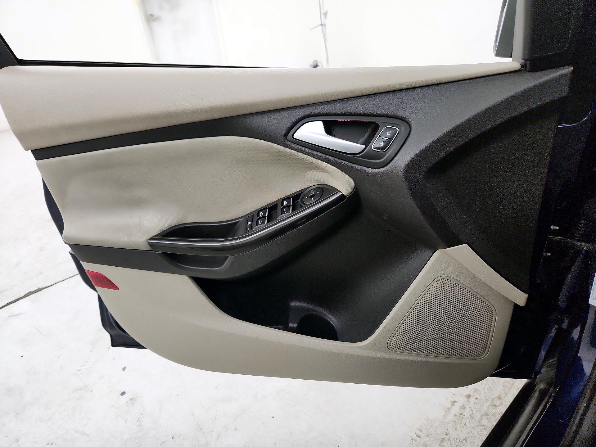 Thumbnail: 2016 Ford Focus - 12
