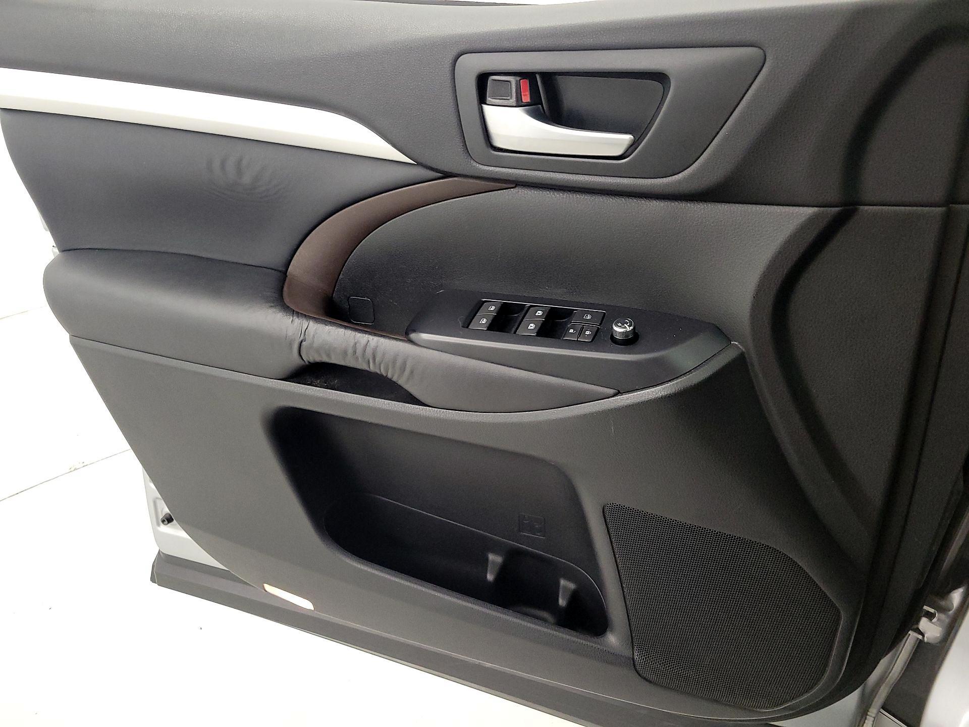 Thumbnail: 2015 Toyota Highlander - 12