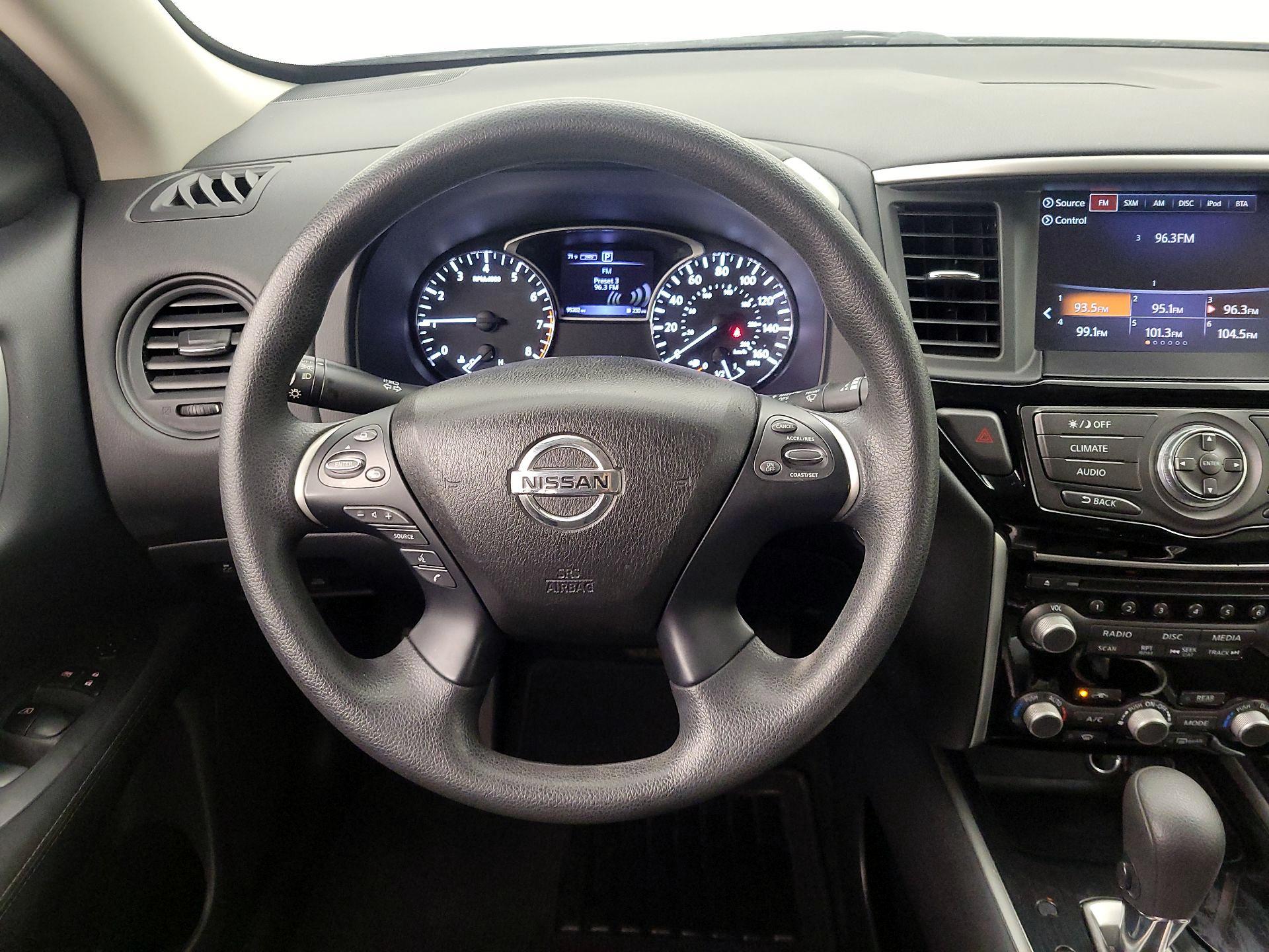 Thumbnail: 2017 Nissan Pathfinder - 10