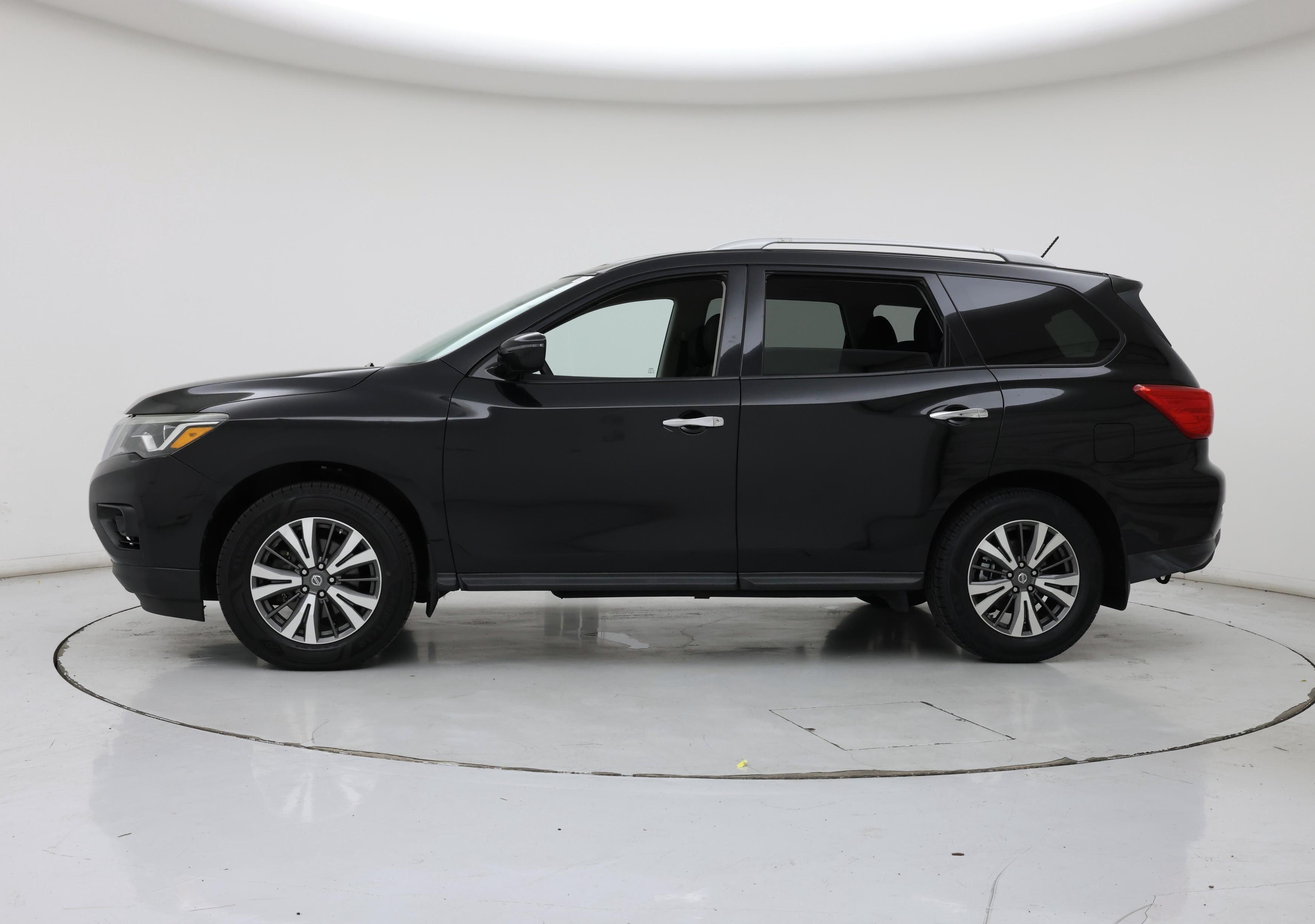Thumbnail: 2017 Nissan Pathfinder - 3