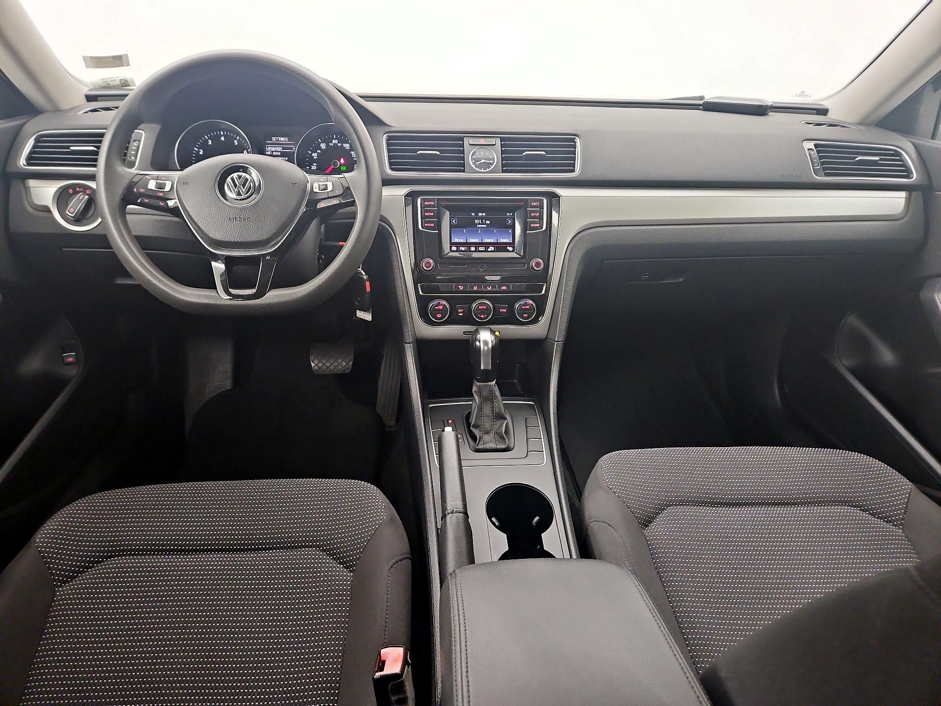 Thumbnail: 2016 Volkswagen Passat - 9